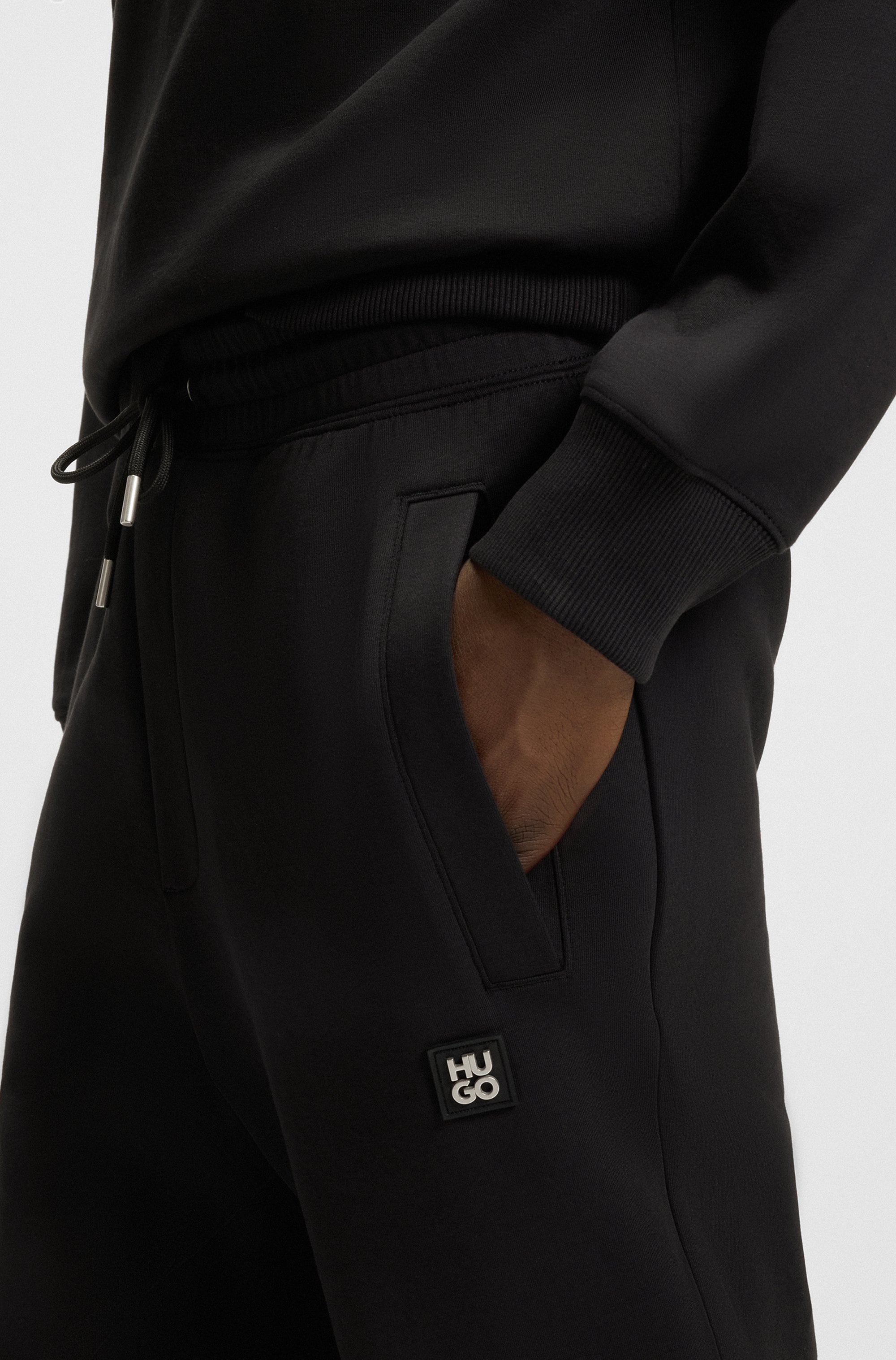 HUGO Pantalon sweat »Dimacs Metal Logo«  ceinture élastique avec cordon de serrage, coupe décontractée, mélange de coton