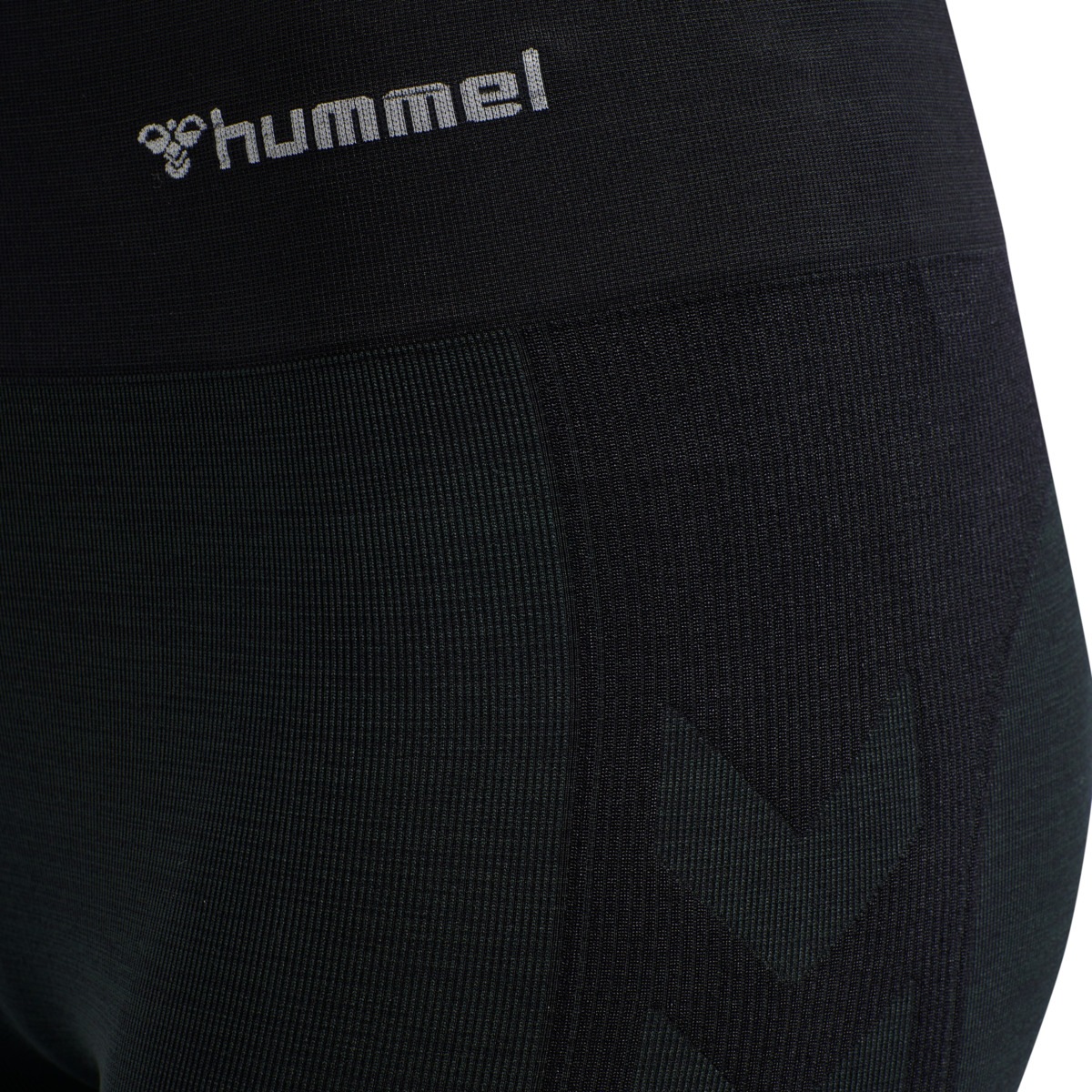 hummel Short d'entraînement »HMLCLEA SEAMLESS CYCLING SHORTS«  fabrication sans couture, avec technologie BEECOOL®, matériau extensible