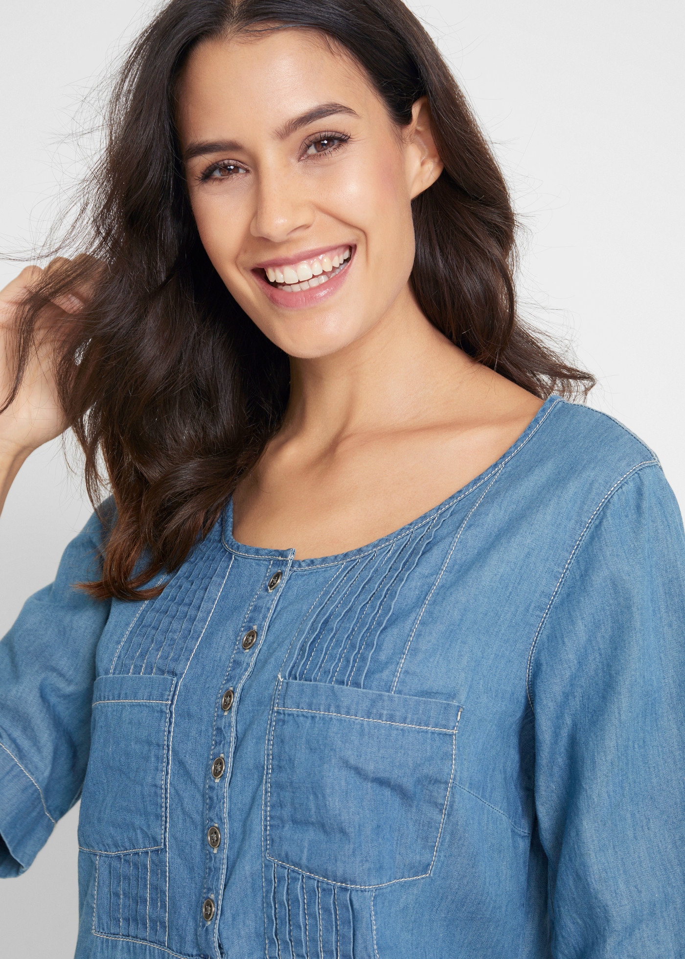 bonprix Robe en jean en denim doux, avec plis et patte de boutonnage sur le haut