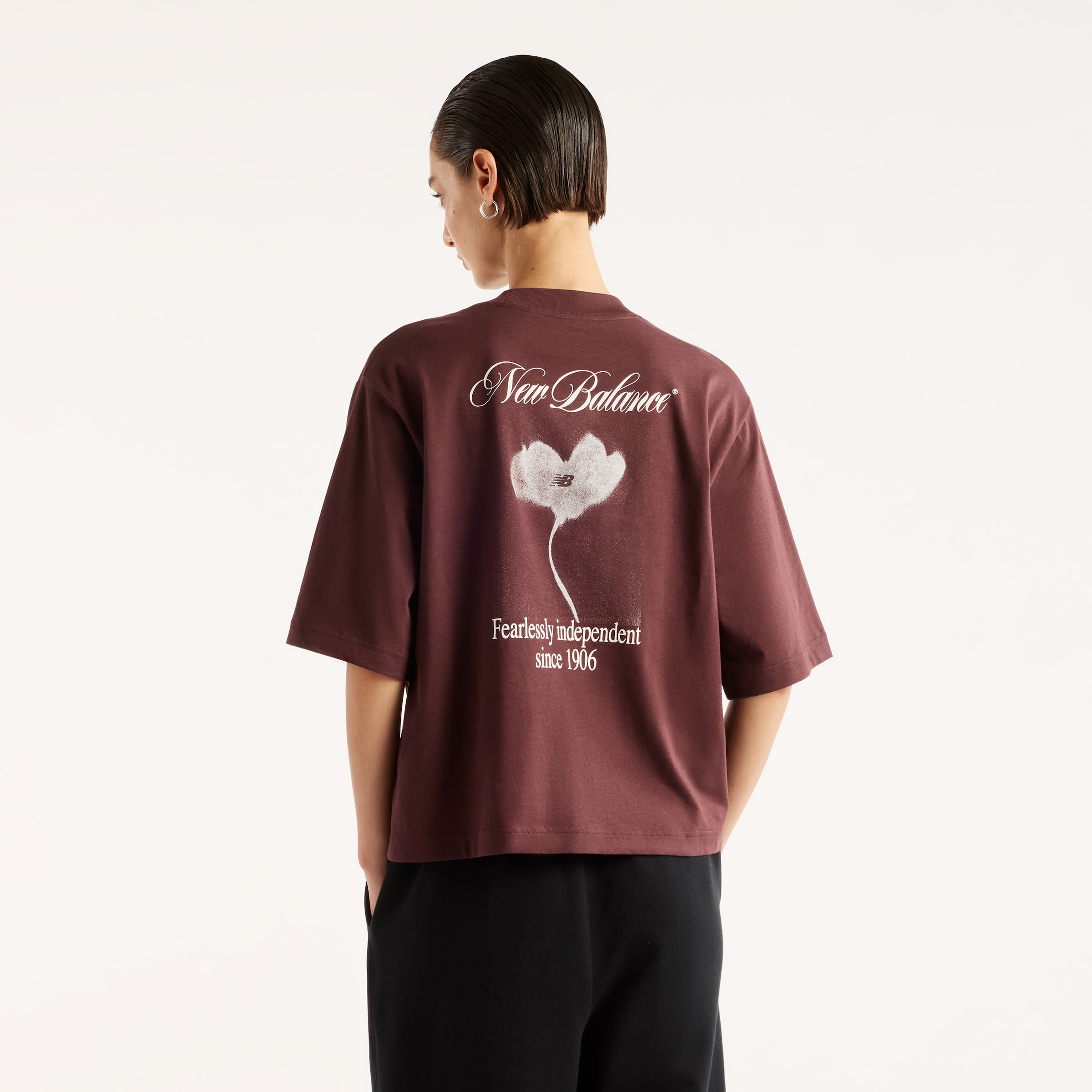 New Balance T-Shirt »PRESSED FLOWERS RELAXED T-SHIRT« sportlicher Stil, aus Baumwolle