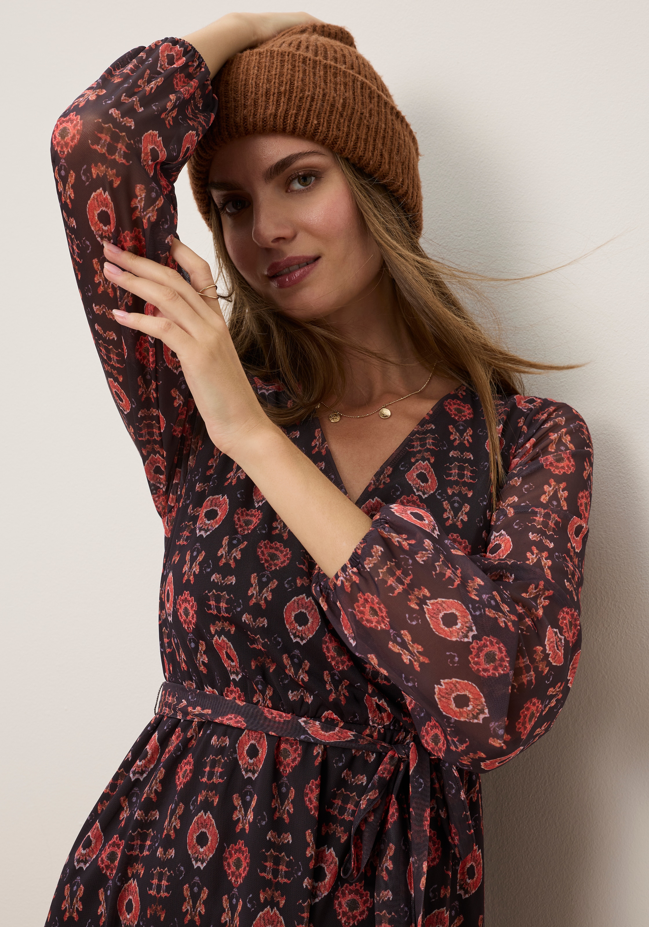 Tamaris Robe en maille »mit taillierter Passform und modischem Muster« en longueur mini moderne