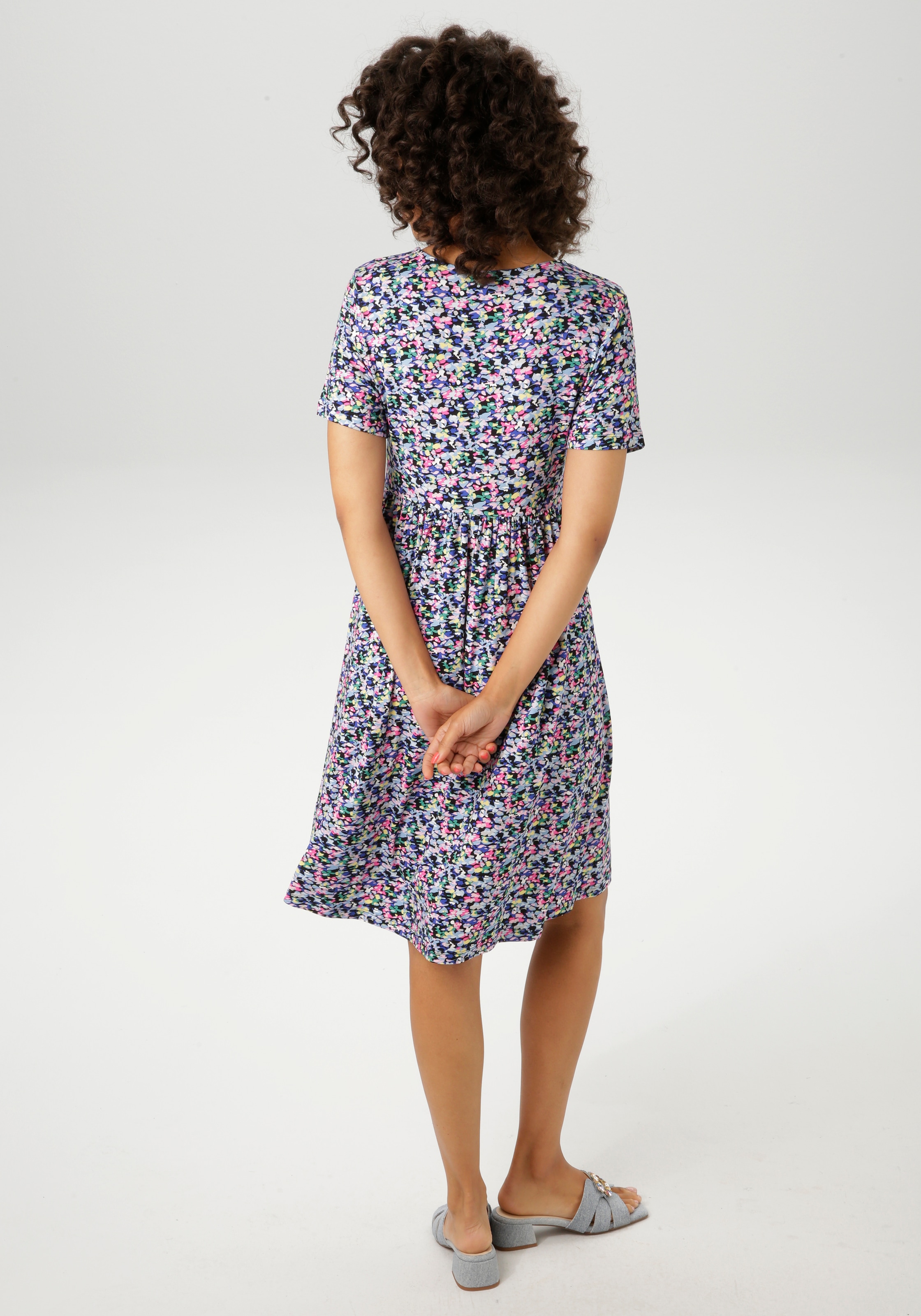 Aniston CASUAL Robe d'été mit farbenfrohen, grafischen Blümchen bedruckt
