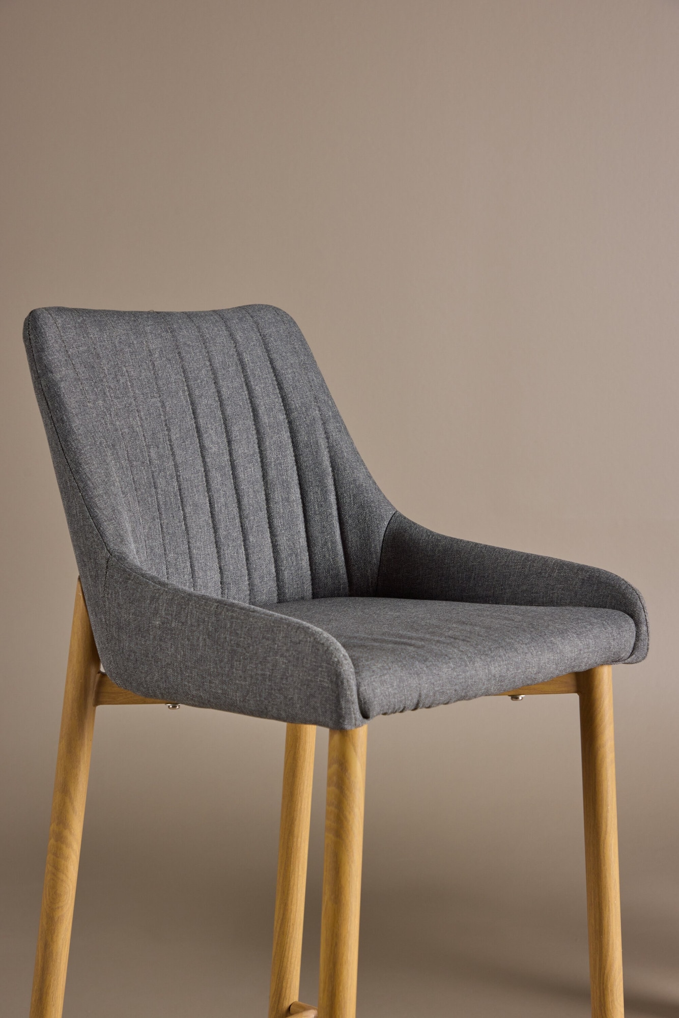 Venture Home Tabouret de bar »Plaza, 2er-Set Barhocker in Dunkelgrau-Stoff, Eichen-Beine, 120 kg« Ensemble, 2 cuis tlg. Tabouret de bar, revêtement en tissu, pieds métal effet bois, repose-pieds, moderne