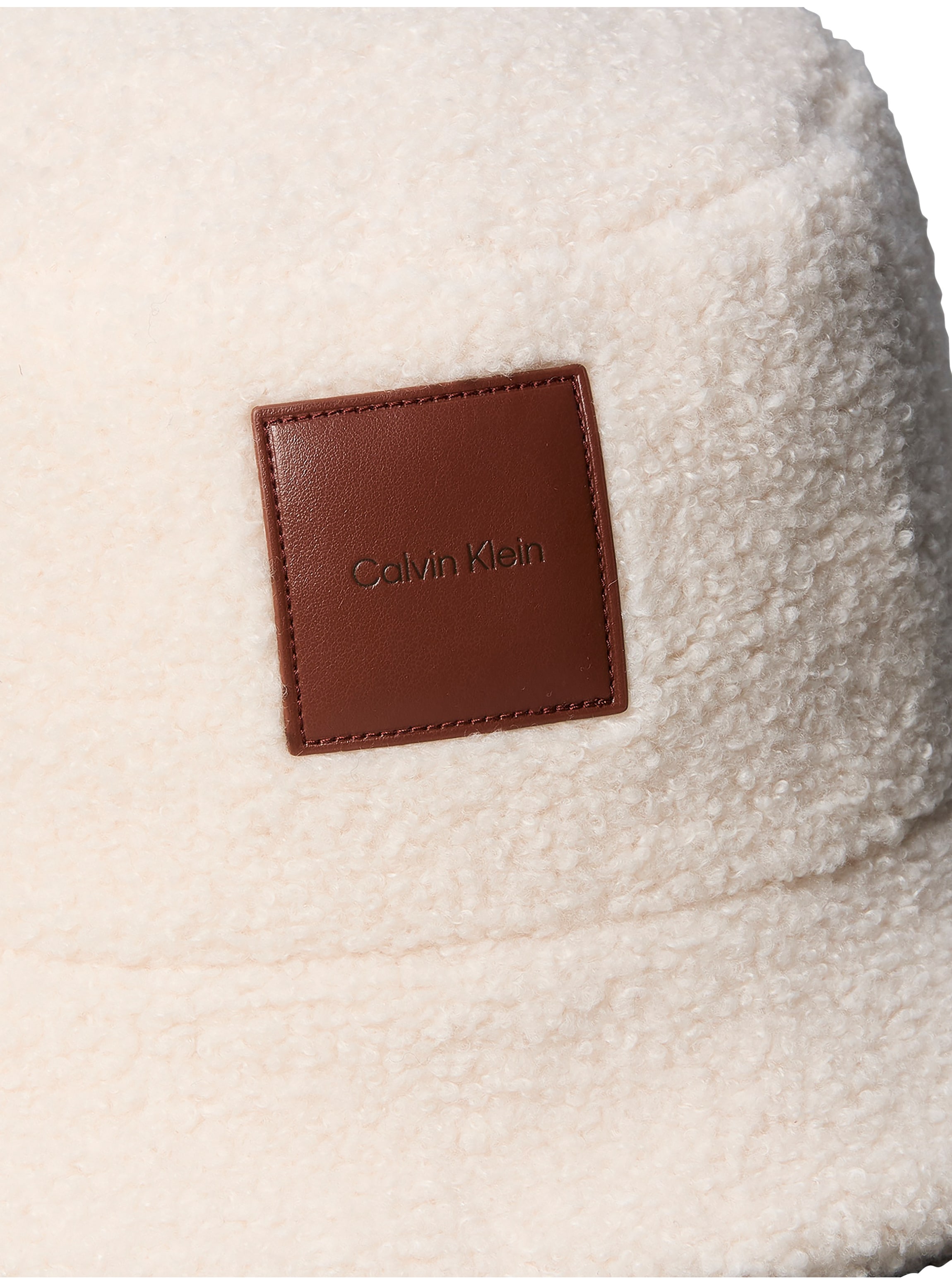 Calvin Klein Chapeau de pêcheur »ALL-OVER SHERPA PATCH BUCKET« Coupe régulière avec imitation fourrure