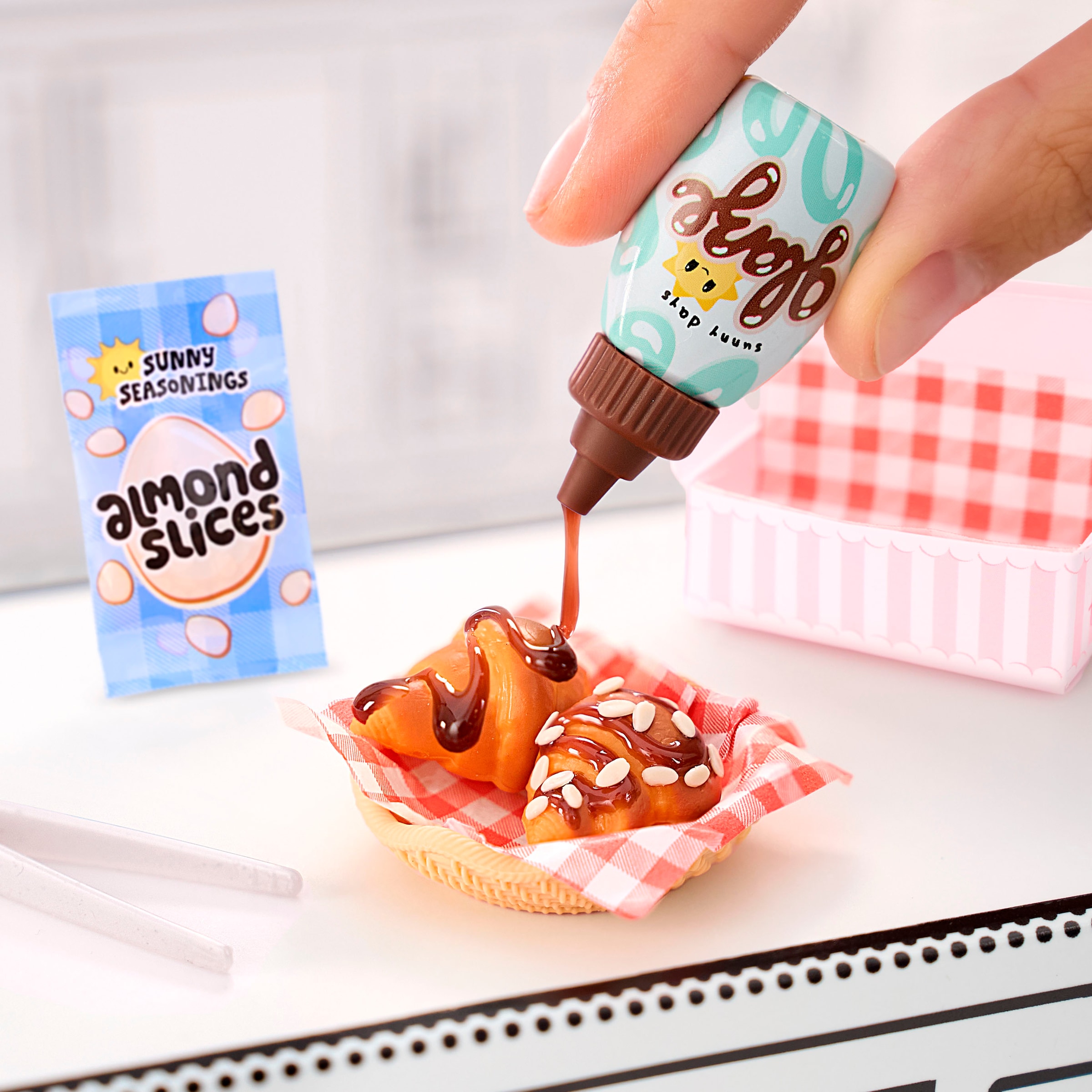 MGA ENTERTAINMENT Set créatif »MGA's Miniverse - Make It Mini Foods: Cafe in PDQ Series 4« sortierte Lieferung