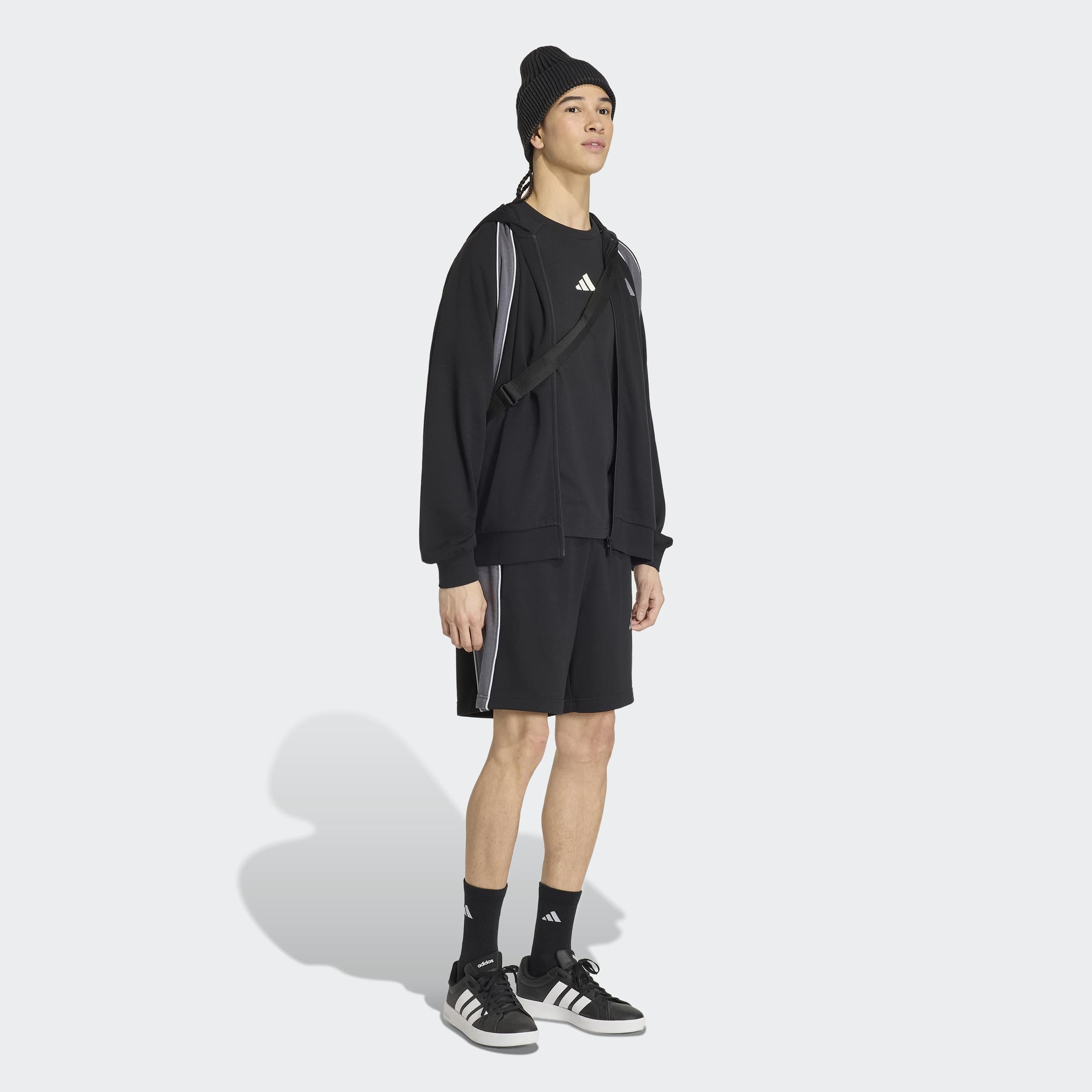 adidas Sportswear Short »SEASONAL ESSENTIALS FLEECE-, COLOURBLOCKING«  sans fermeture, en coton, polyester et viscose, coupe normale