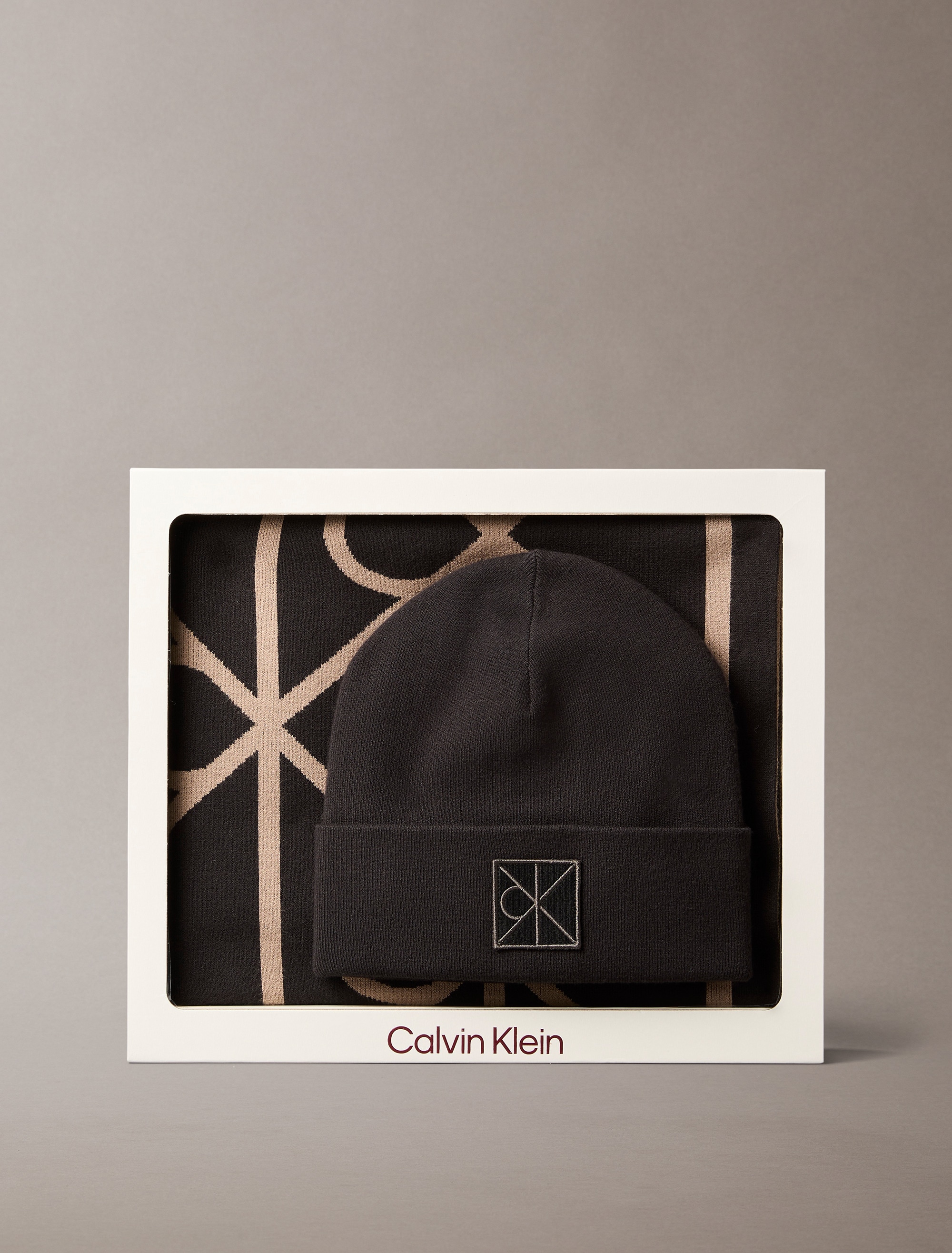 Calvin Klein Bonnet tricoté »EMBLEM BEANIE + AOP SCARF SET« Leicht zu kombinieren