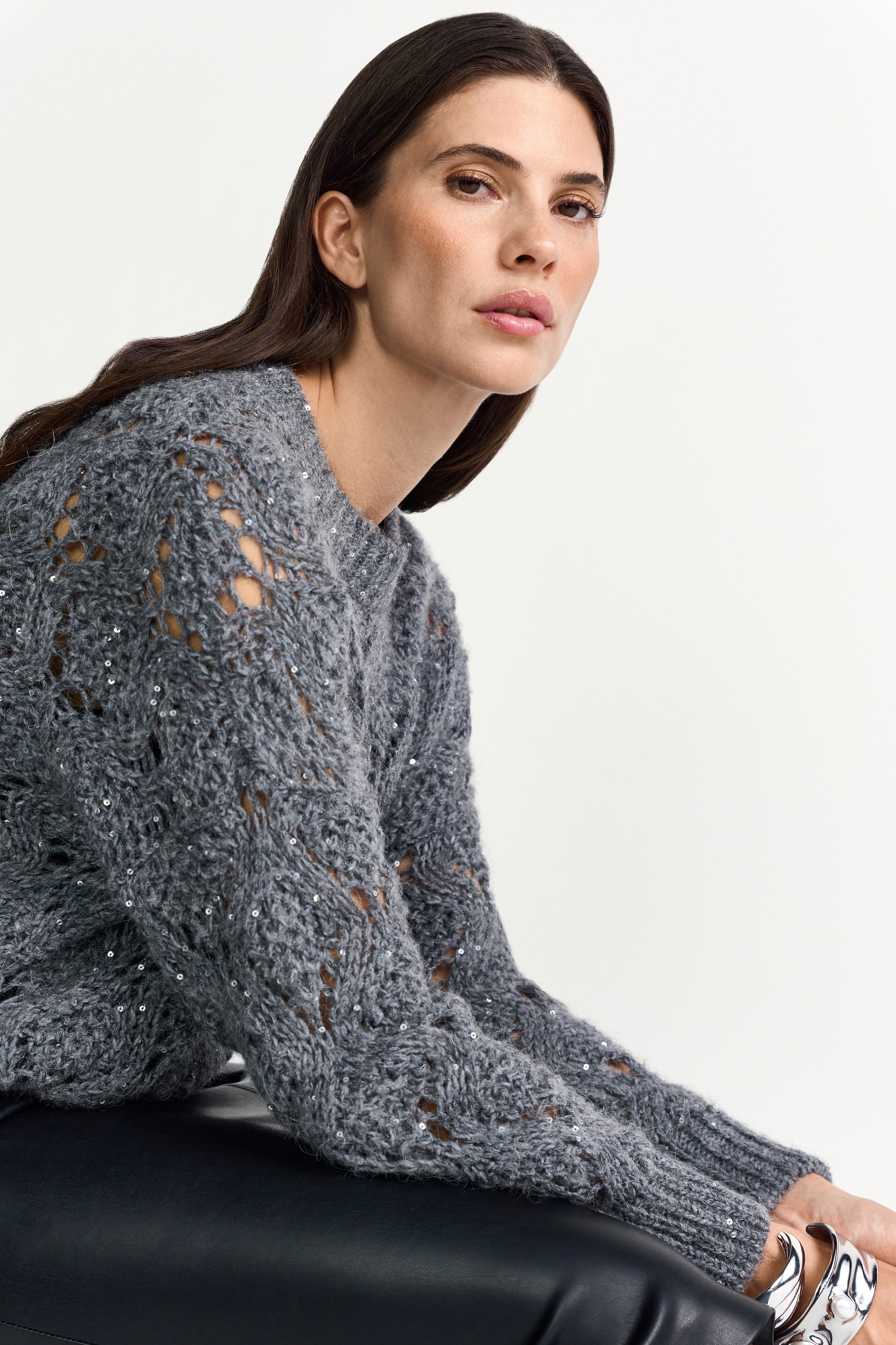 RICHROYAL Strickpullover mit schimmernden Pailletten, feines Lochmuster, gerade Form