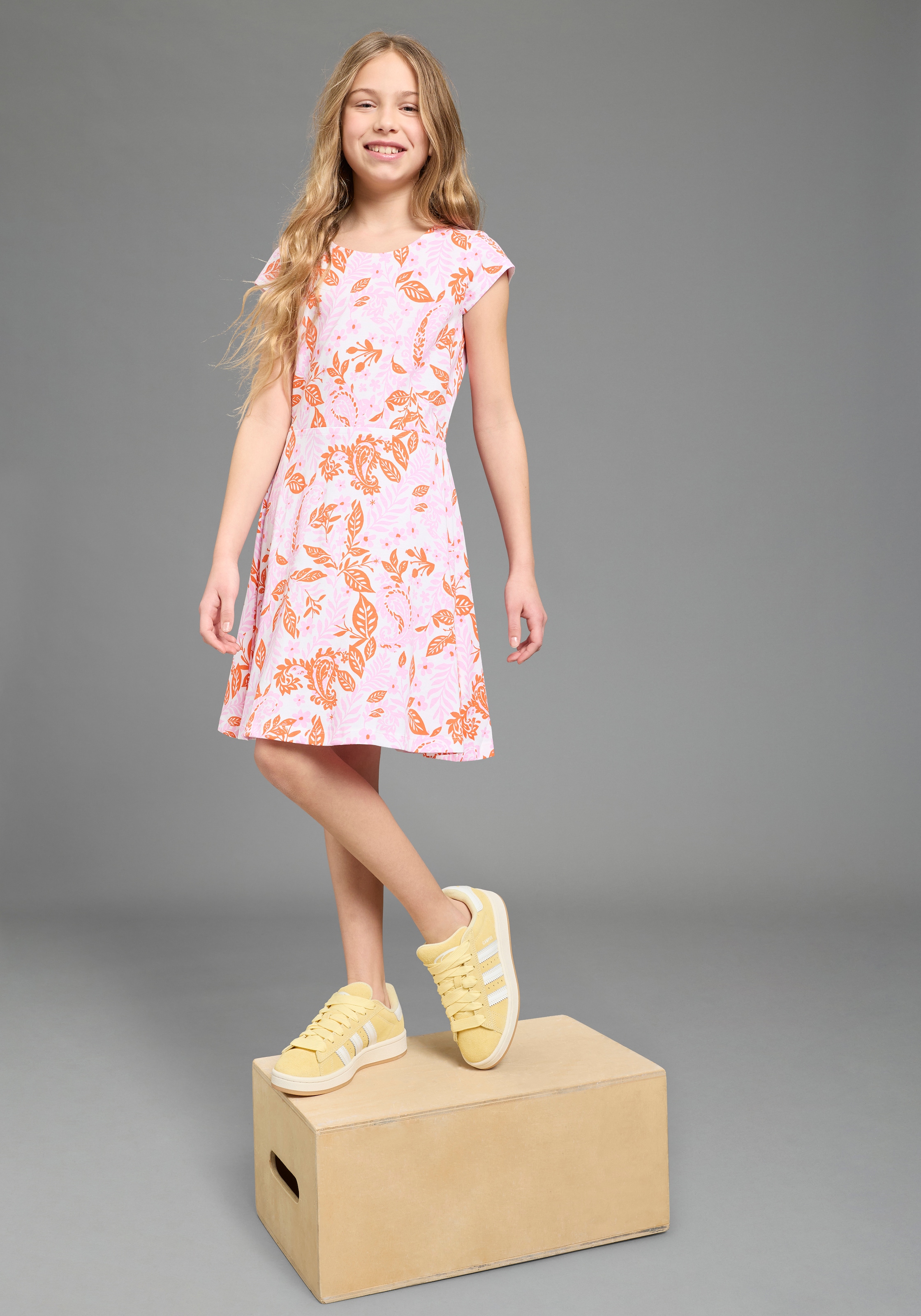 KIDSWORLD Robe en jersey »Kleid mit Paisley-Allover Muster« style tendance, pour filles, en jersey simple, manches courtes