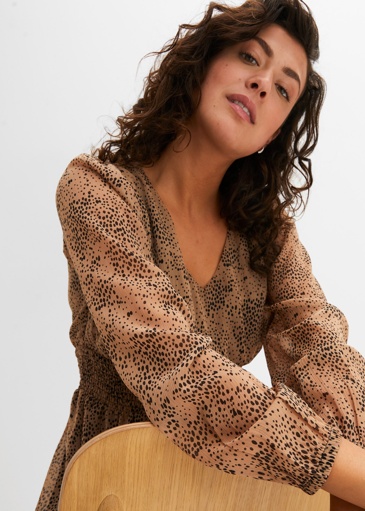 bonprix Chiffonkleid für femininen Look, aus Polyester, figurumspielende Passform