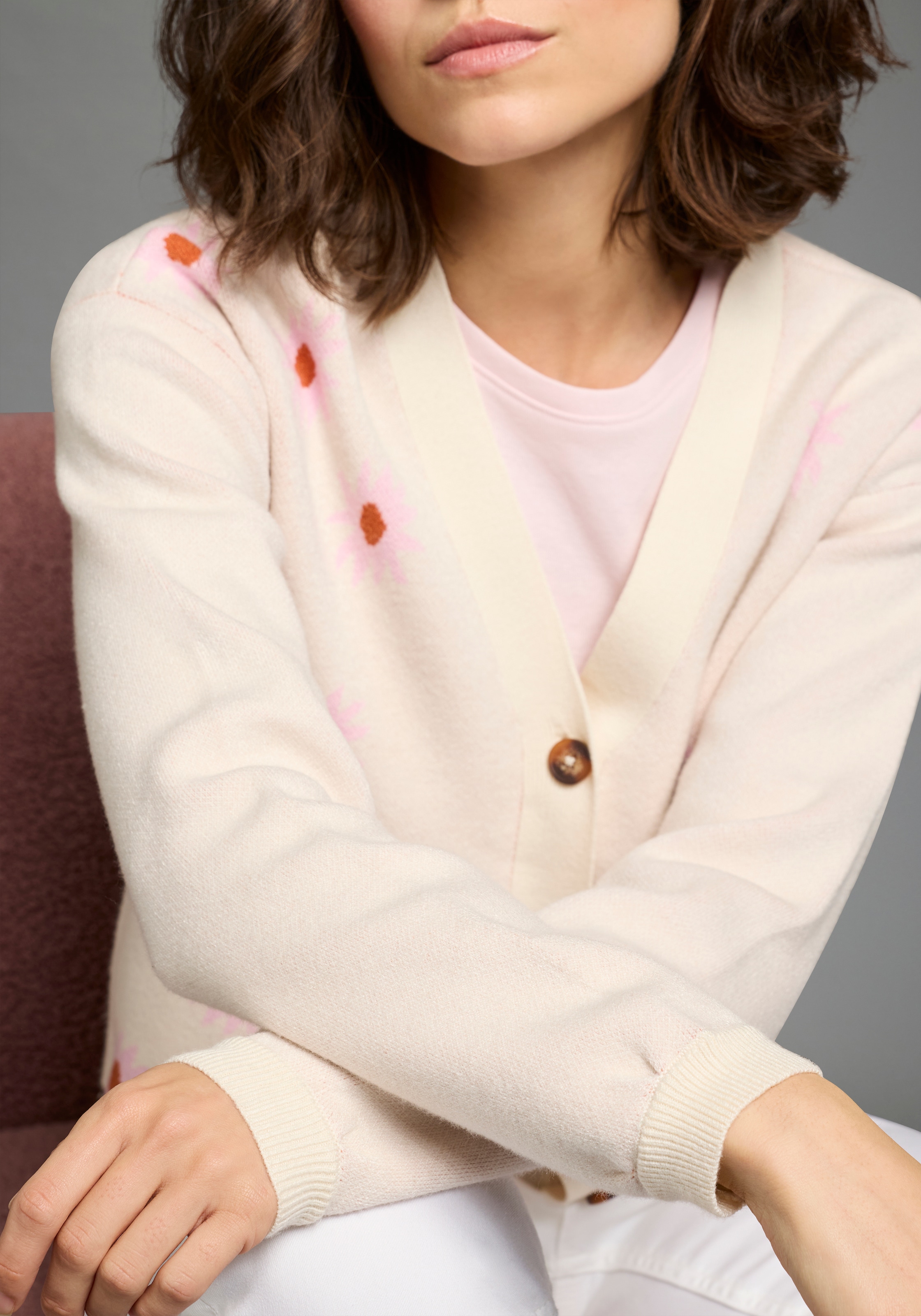 KangaROOS Veste en tricot Strickjacke aus Feinstrick, bequeme Passform, Blumenmuster