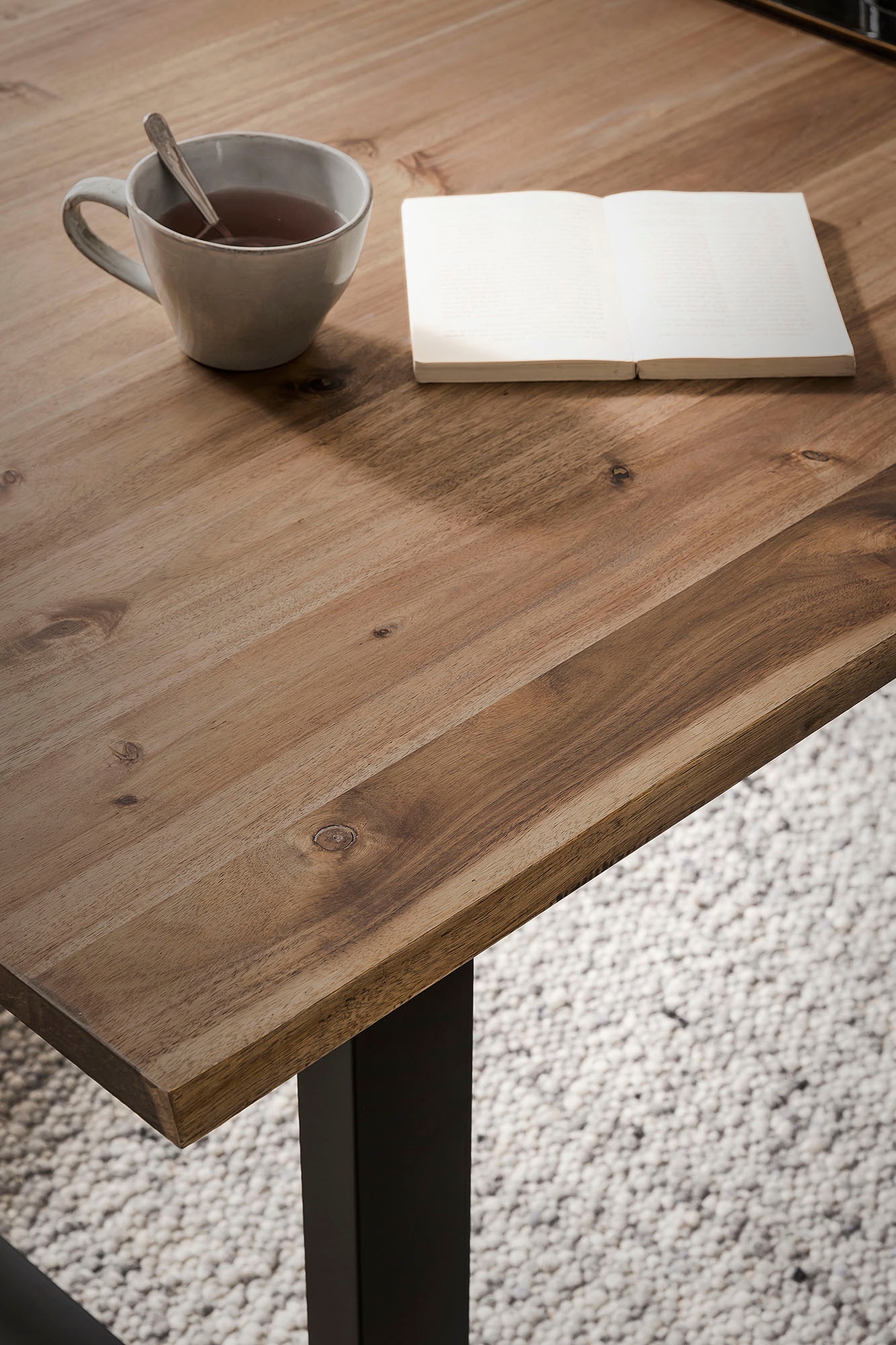 SalesFever Esstisch »Design Esstisch für stilvolles Ambiente« mit echter Baumkante