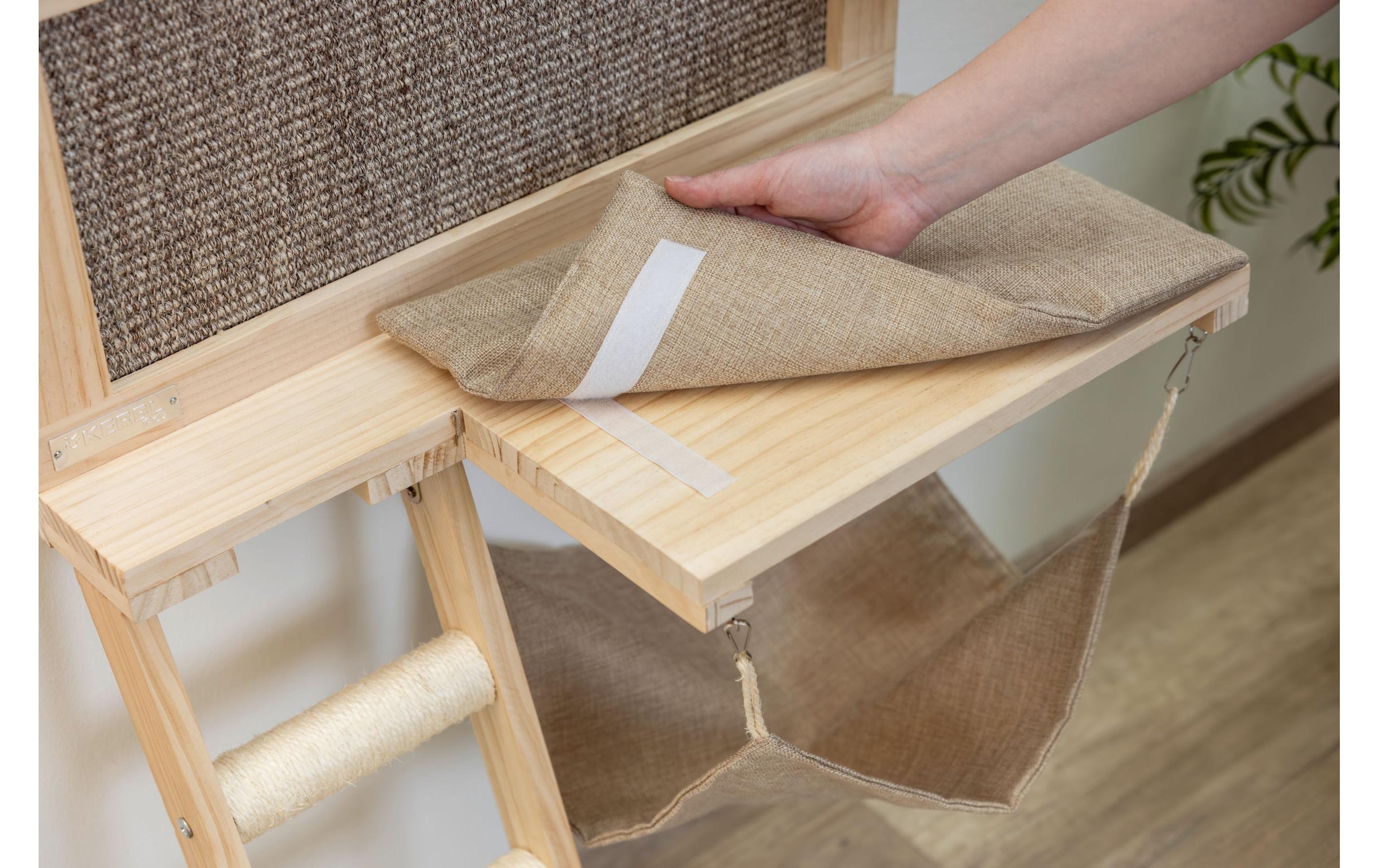 Kerbl Katzenliege »Timber 58 x 32 x 89 cm« Katzenliegebrett zur Wandmontage