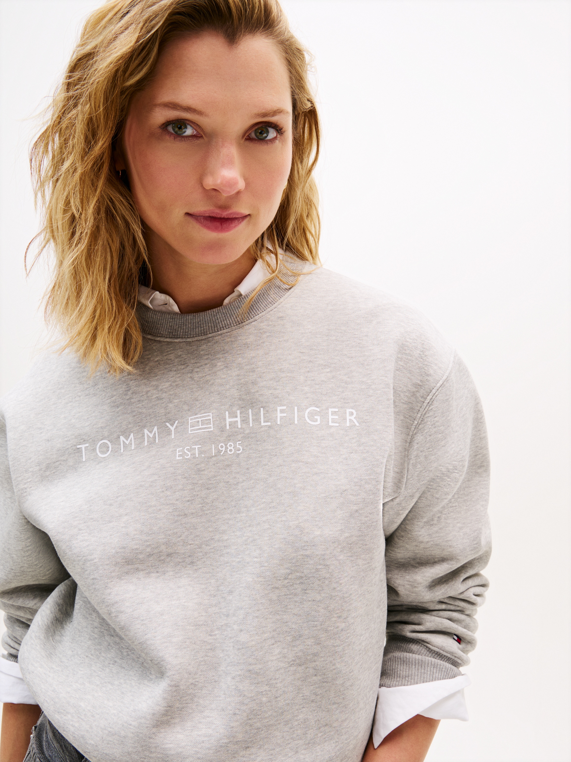 Tommy Hilfiger Sweatshirt »MDRN REG CORP LOGO C-NK SWTSHRT«, mit Logoschriftzug
