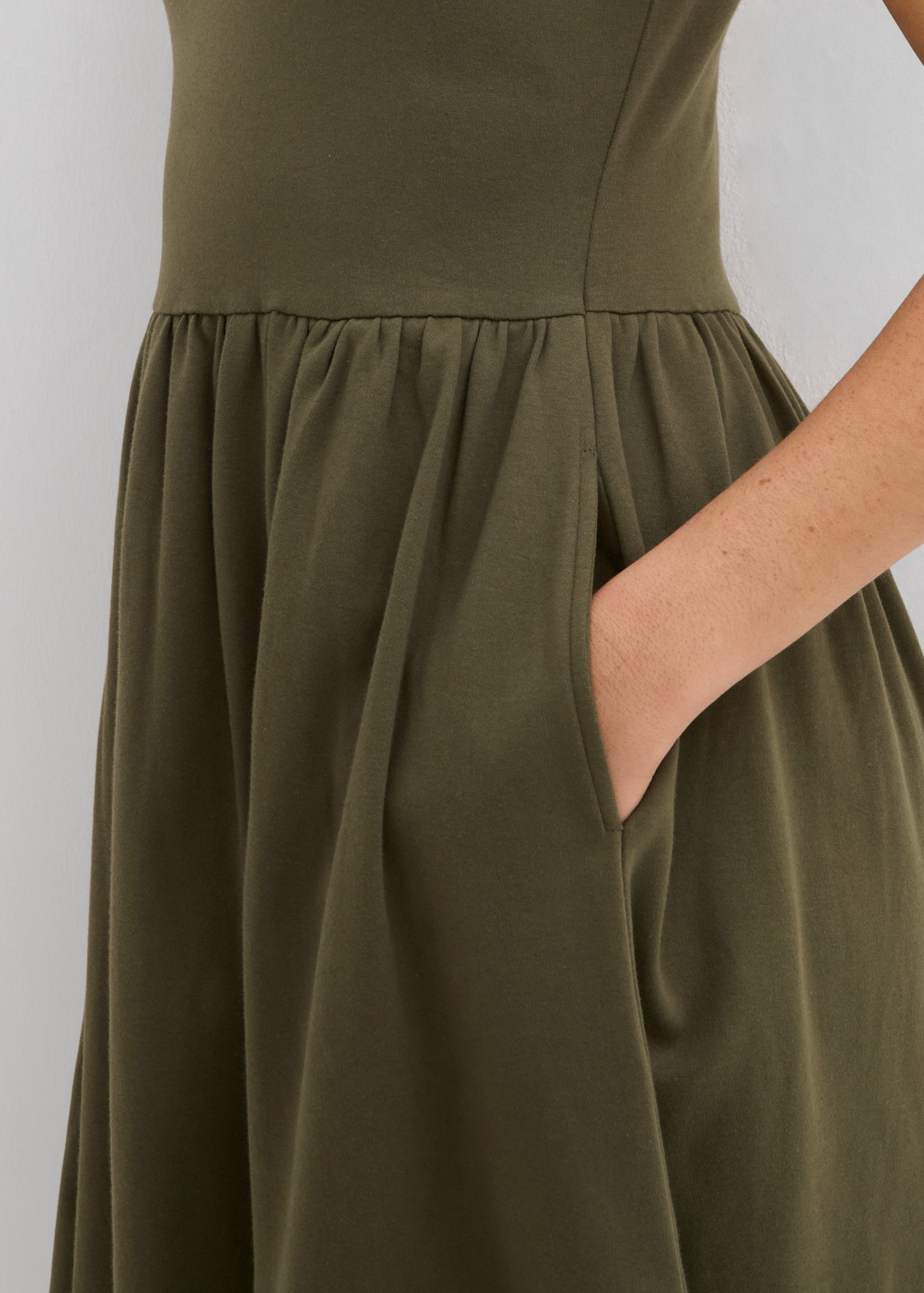 bonprix Robe t-shirt coupe confortable, sans manches, avec poches fendues, en coton