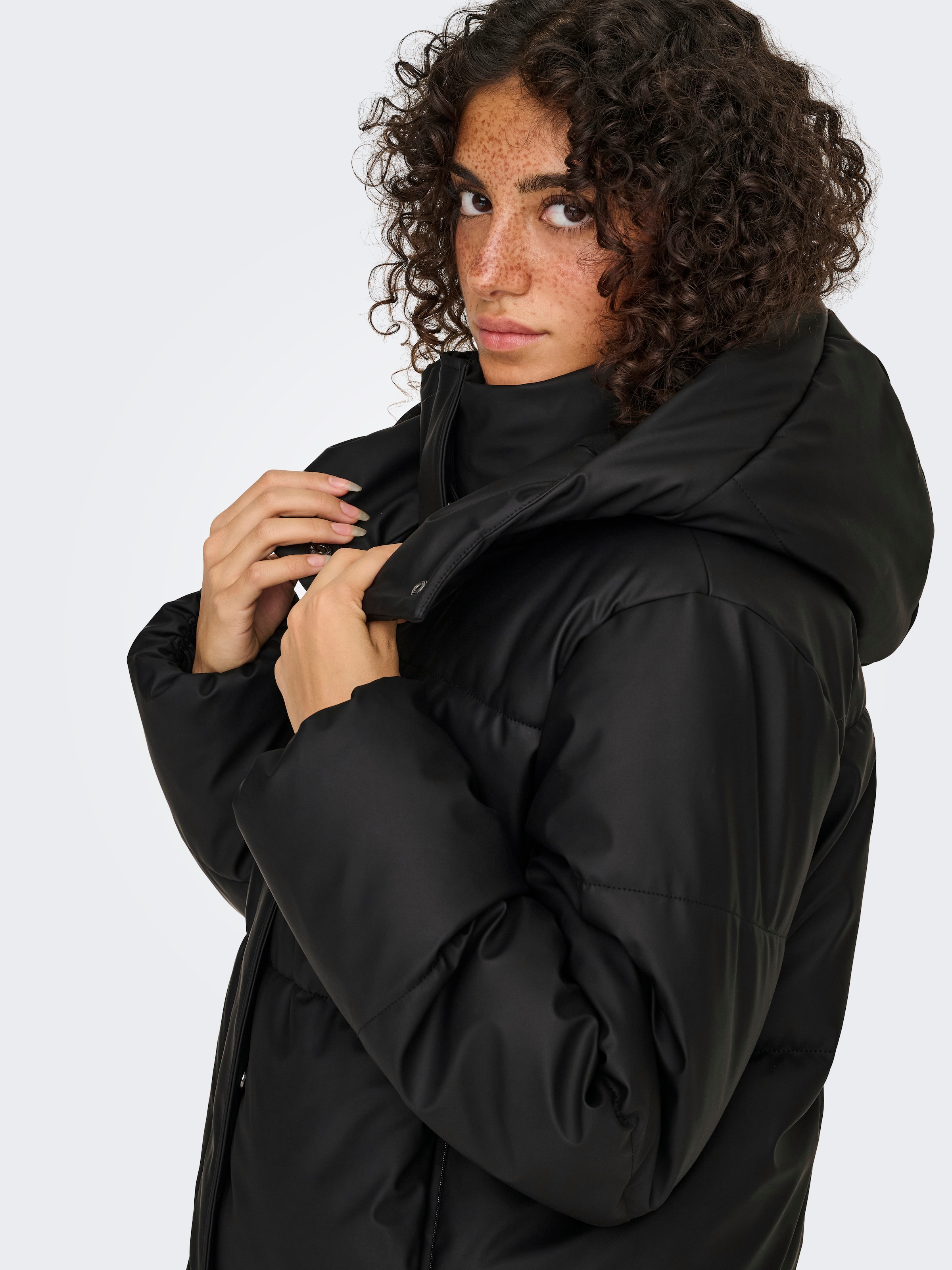 ONLY Veste matelassée »ONLAGNES COATED PUFFER JACKET OTW« mit Kapuze