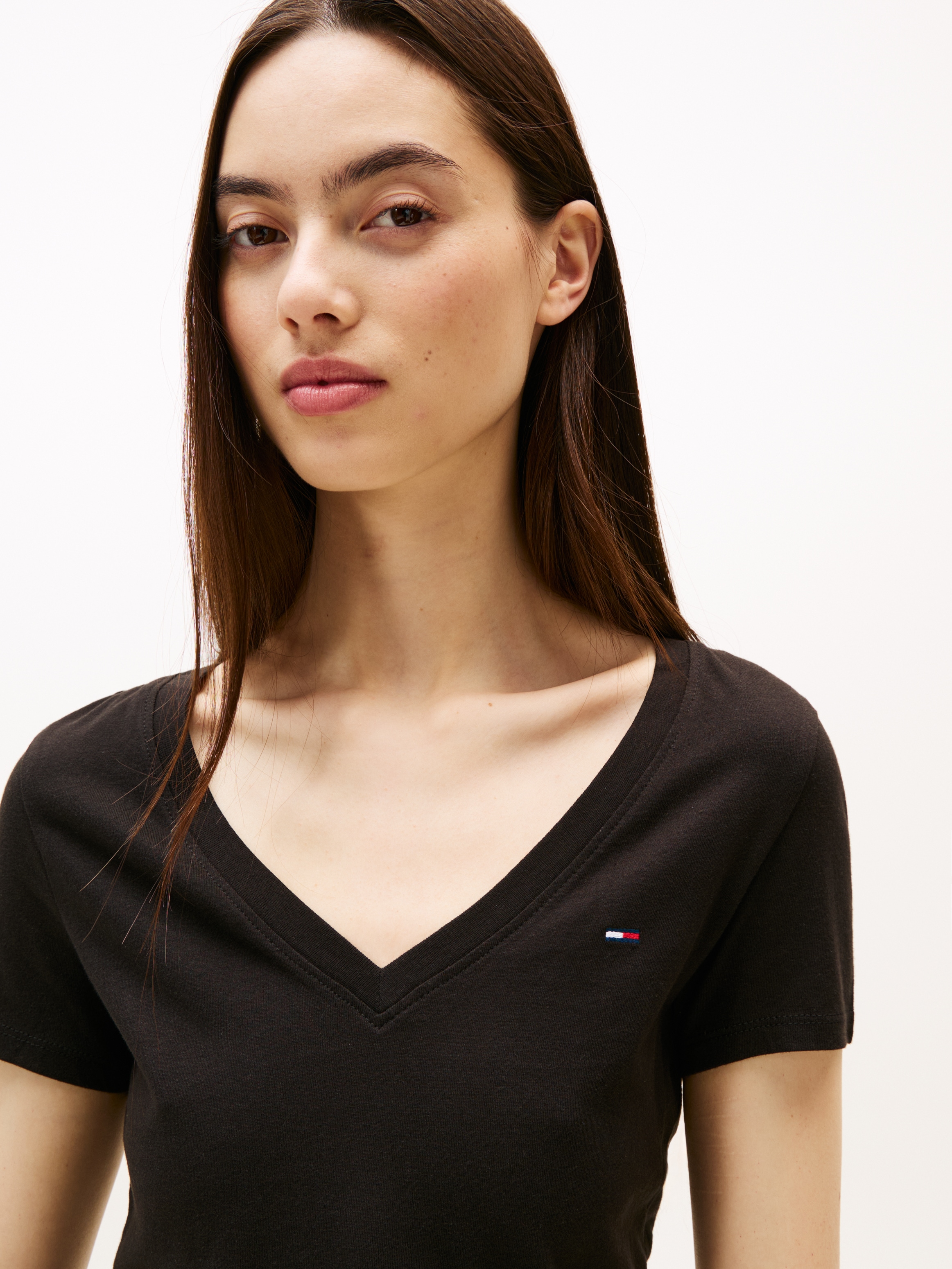 Tommy Jeans T-shirt »TJW 2PACK V-NECK TEE« Packung, 2-er Pack, 2 cuis mit Logostickerei