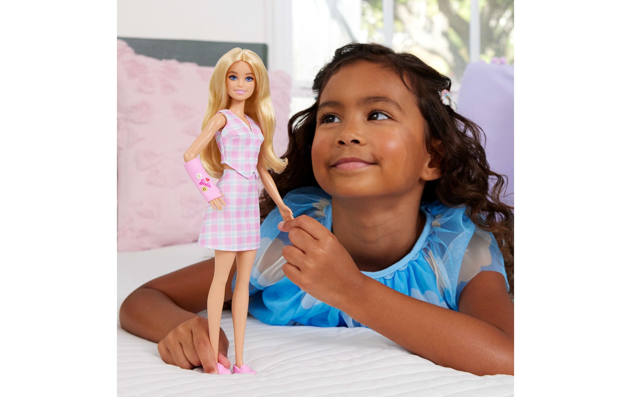 Barbie Anziehpuppe »Barbie Fashionista mit Armgips«