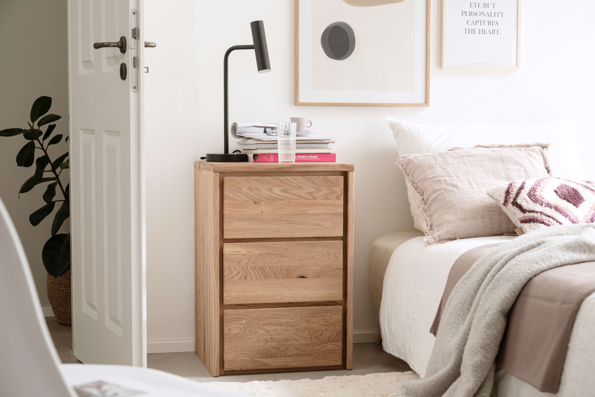 Home affaire Kommode »Zetra Nachtkommode, Nachttisch, 3 Schubladen mit Soft-Close-Function« Fertig montiert, Eiche Massivholz, Breite 47 cm