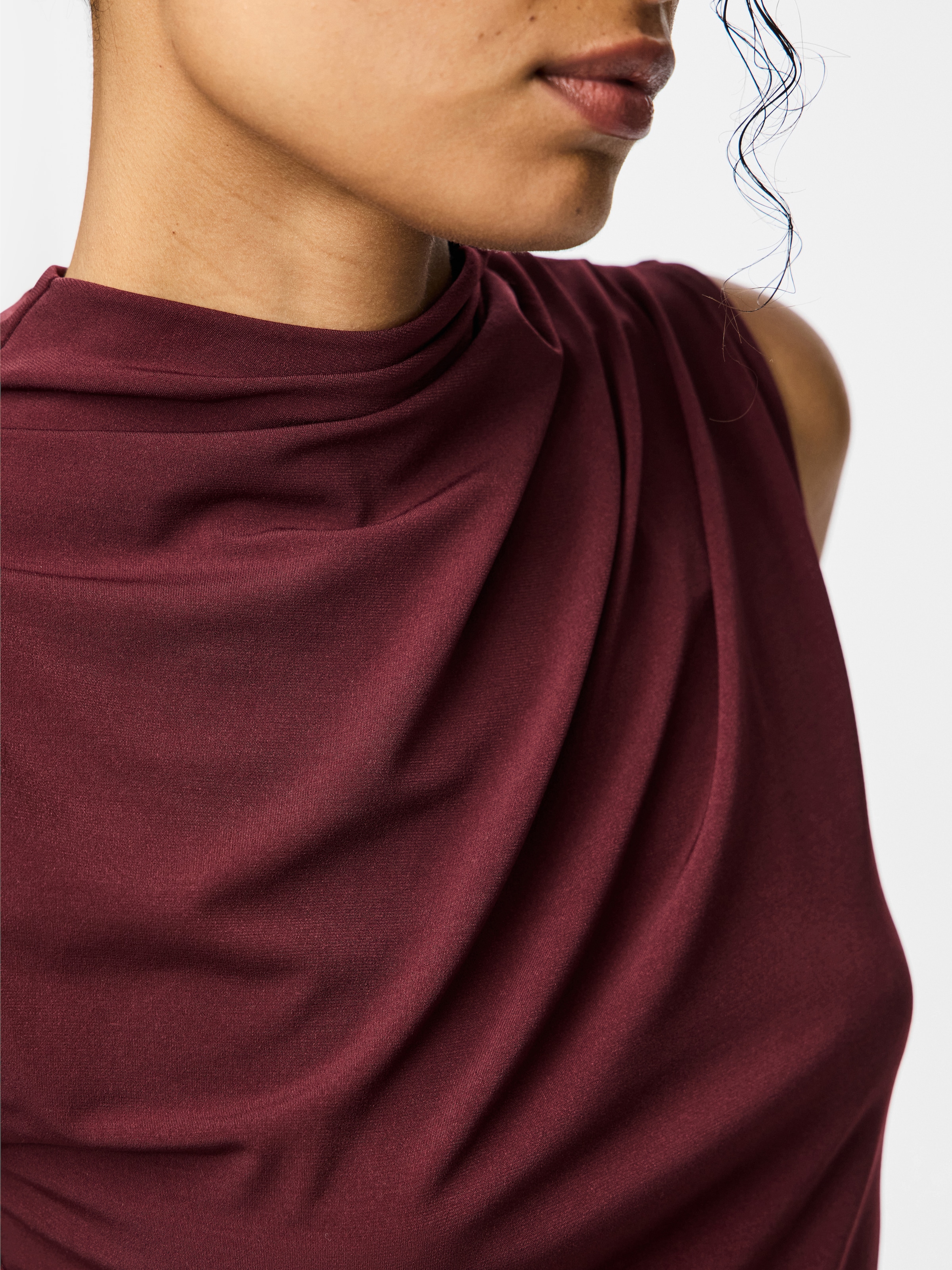 pieces T-shirt à col montant »PCMADISON SL DRAPED TOP NOOS BC« Materialmix, slim fit