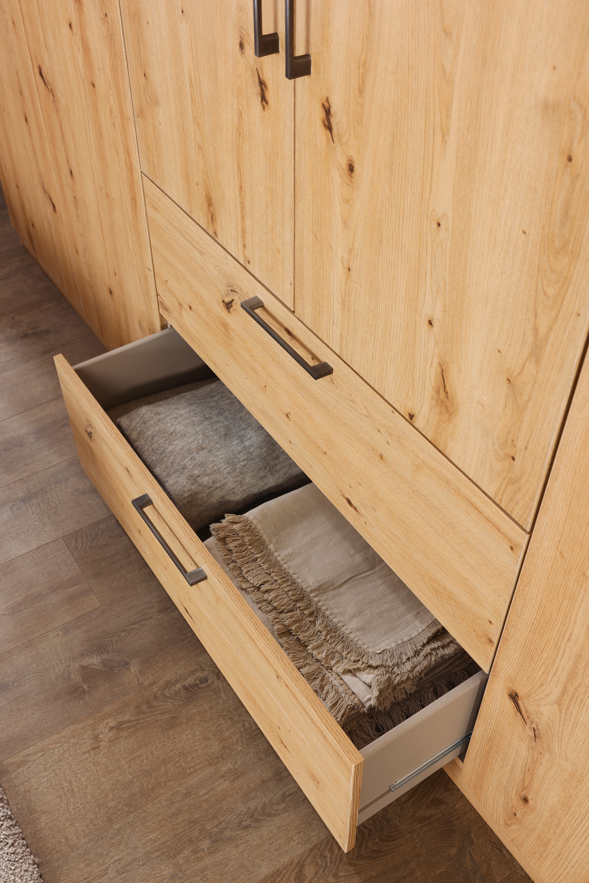 GOODproduct Armoire à portes battantes »Kleiderschrank Schrank Garderobe Wäscheschrank CHALLENGER« Largeurs 181/226 cm, hauteurs 197/210 cm,  poignées métalliques gris métal et tiroirs spacieux MADE IN GERMANY