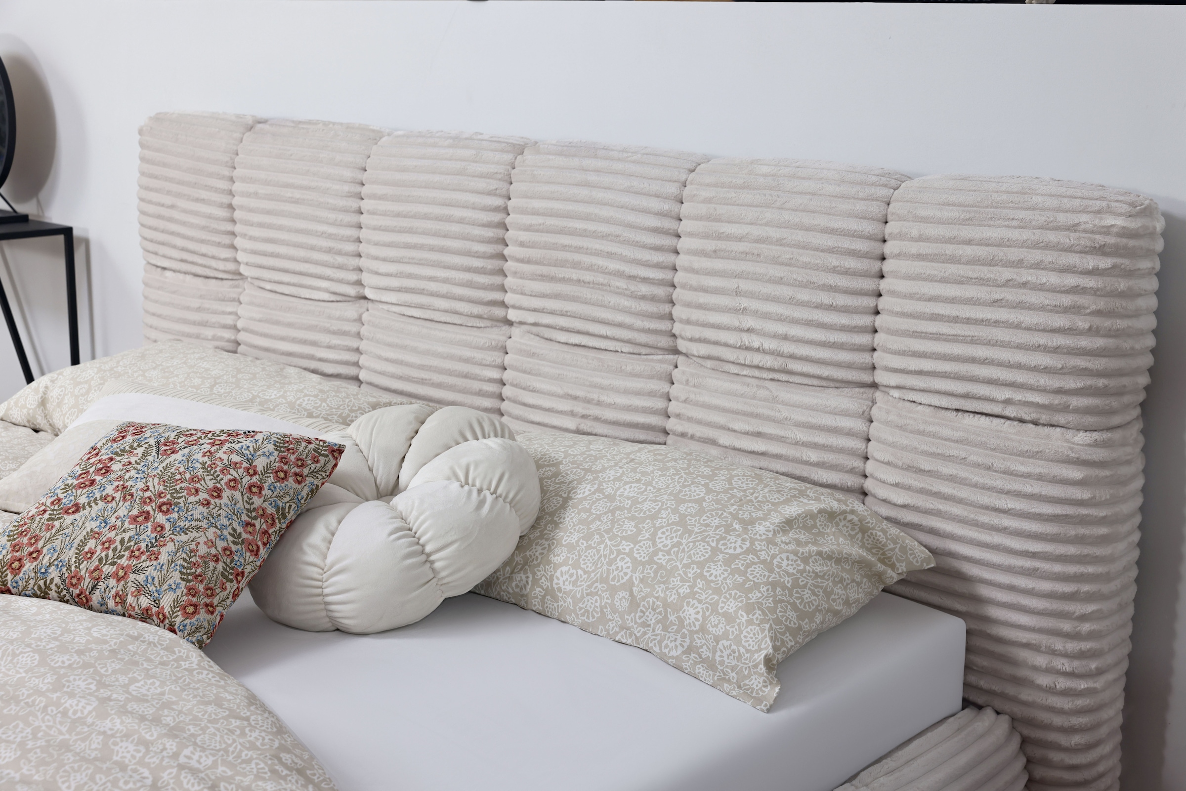 Home affaire Lit rembourré »ALSTED, Familienbett mit kuscheligen Breitcord-Bezug« surface de couchage 180x200 et 240x200 cm, tête de lit épaissement rembourrée