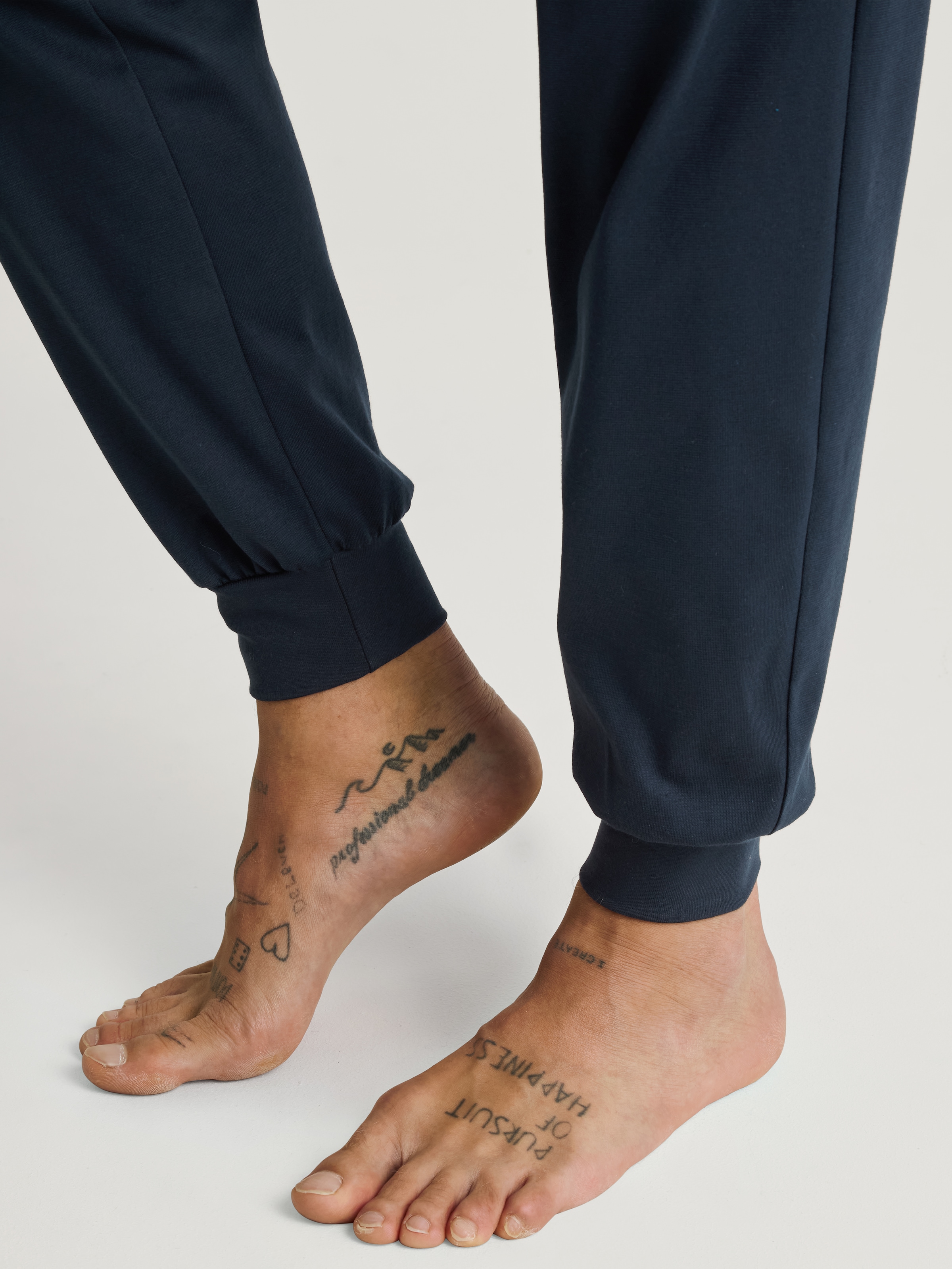 CALIDA Schlafanzug »Relax Imprint« 2 Stk. tlg., Gemustertes Oberteil mit V-Ausschnitt