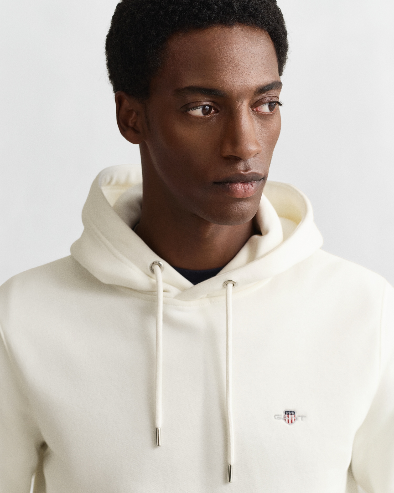 Gant Hoodie »REG SHIELD HOODIE«, avec broderie du logo sur la poitrine
