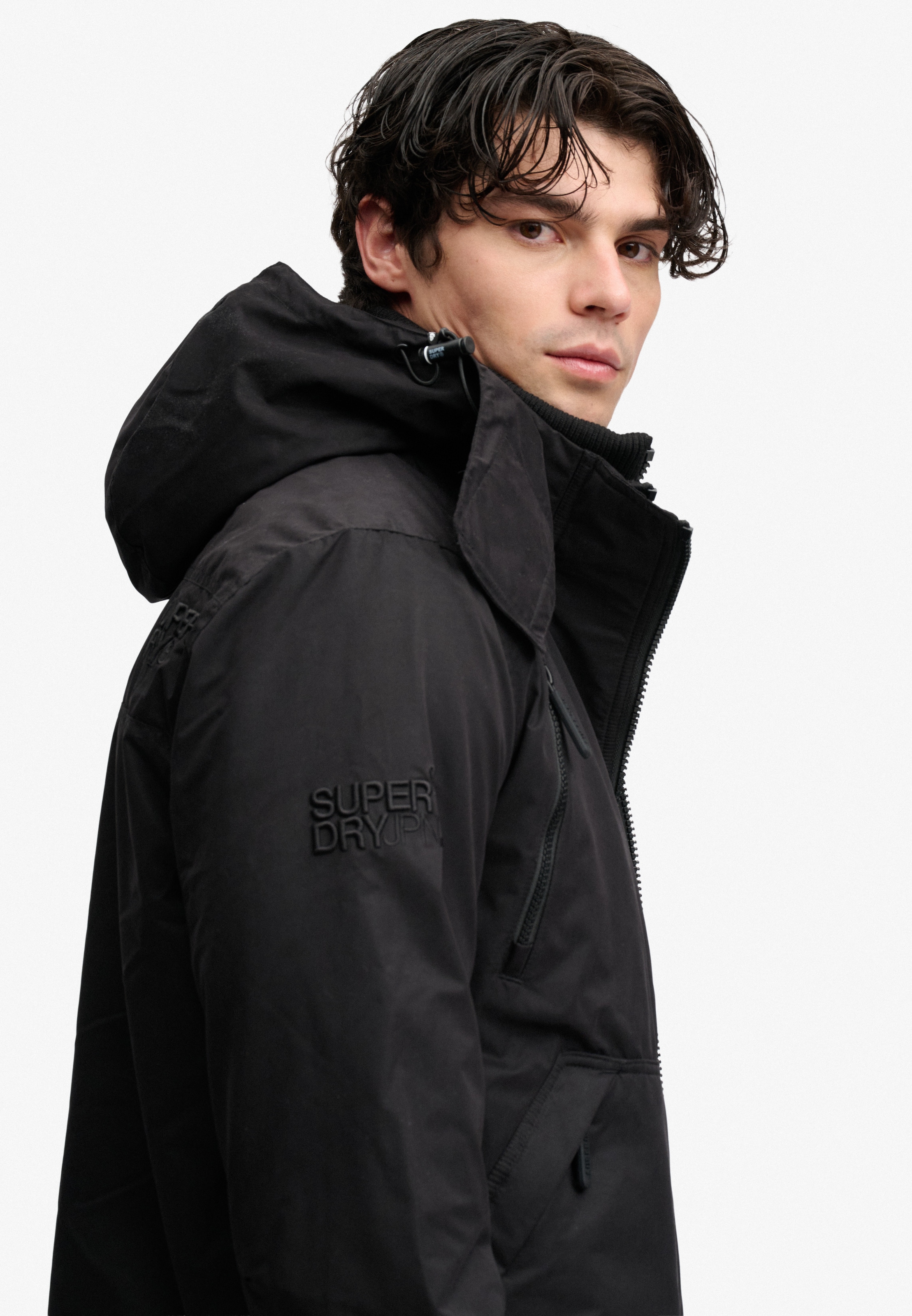 Superdry Veste d'extérieur »HOODED MF ARCTIC WINDCHEATER« avec capuche fibre synthétique, coupe ample