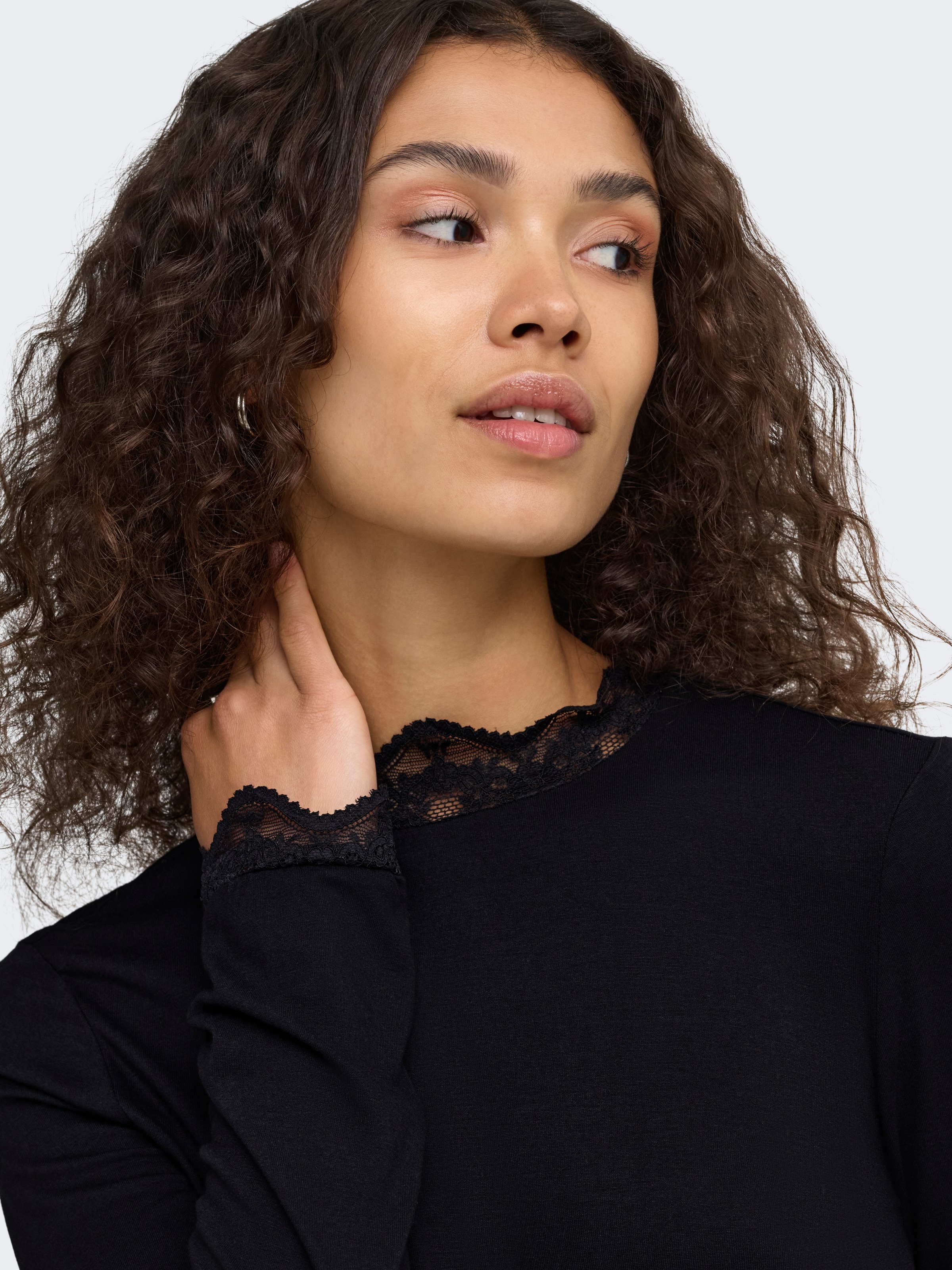 ONLY T-shirt à manches longues »ONLLIV L/S TOP WITH LACE DETAILS CS JRS« mélange viscose, coupe régulière