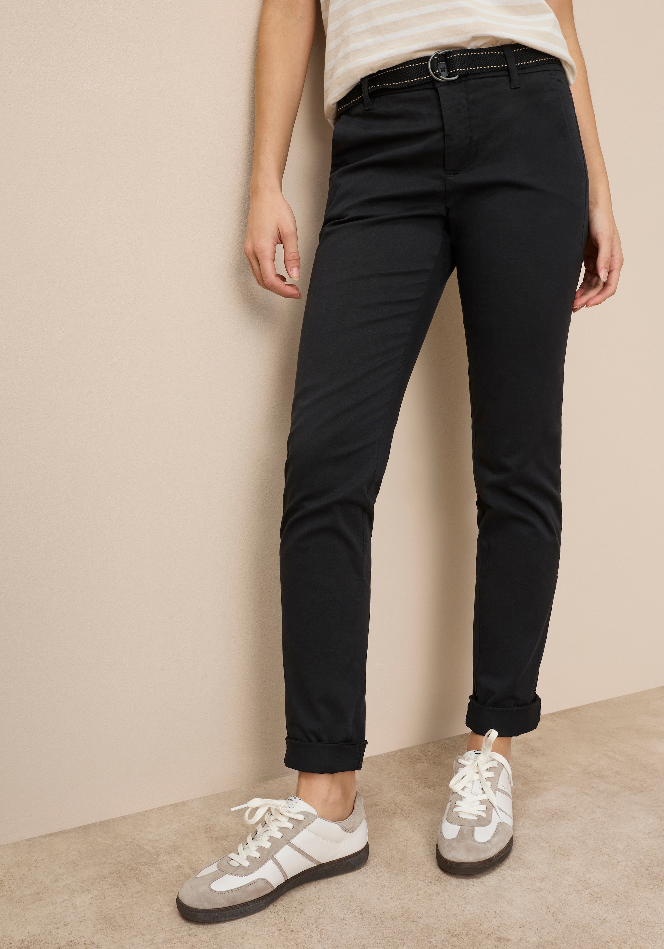 AJC Chinos  in lässiger Form mit konstrastfarbendem Gürtel