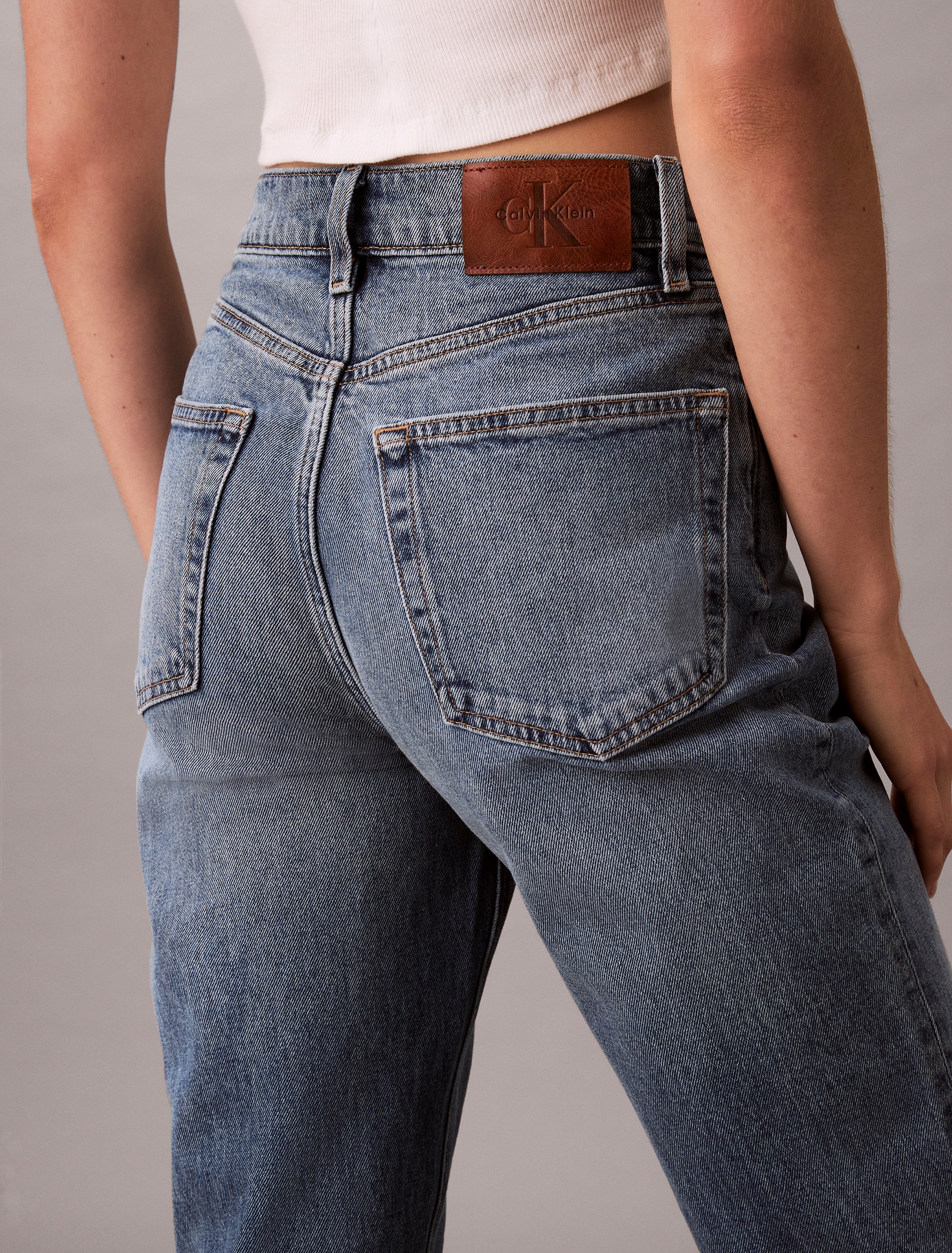 Calvin Klein Jeans Mom-Jeans »NEW MOM JEAN« mit Markenlabel am Bund