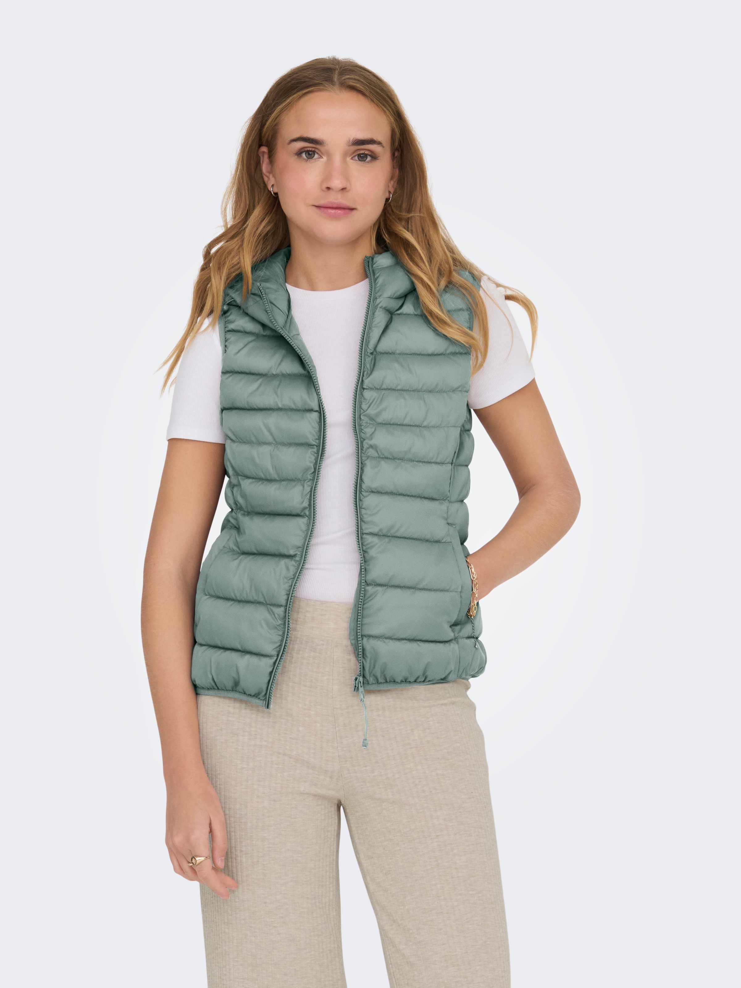 ONLY Gilet matelassé »ONLNEWTAHOE HOOD WAISTCOAT OTW NOOS« Kunstfaser
