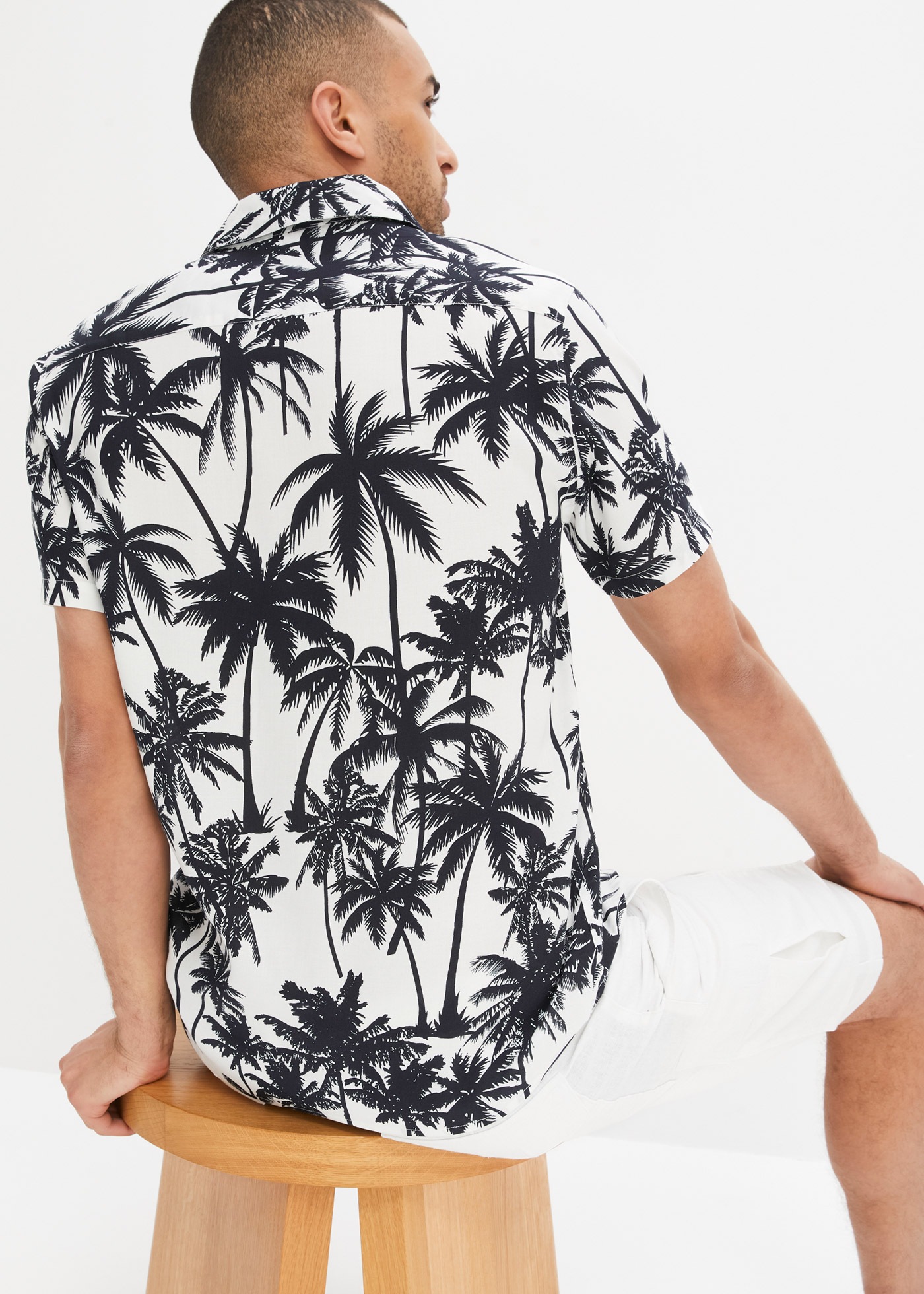 bonprix Chemise à manches courtes »Kurzarmhemd aus Viskose, Slim Fit« schmale Passform, aus Viskose, Allover-Print, bedrucktes Design