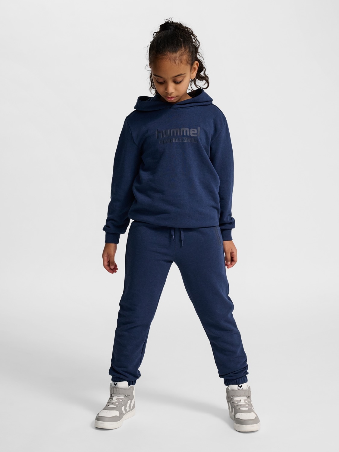 hummel Jogginghose »HMlJR BASE REGULAR PANTS«  aus Baumwolle und Polyester, mit String zur Passformregulierung