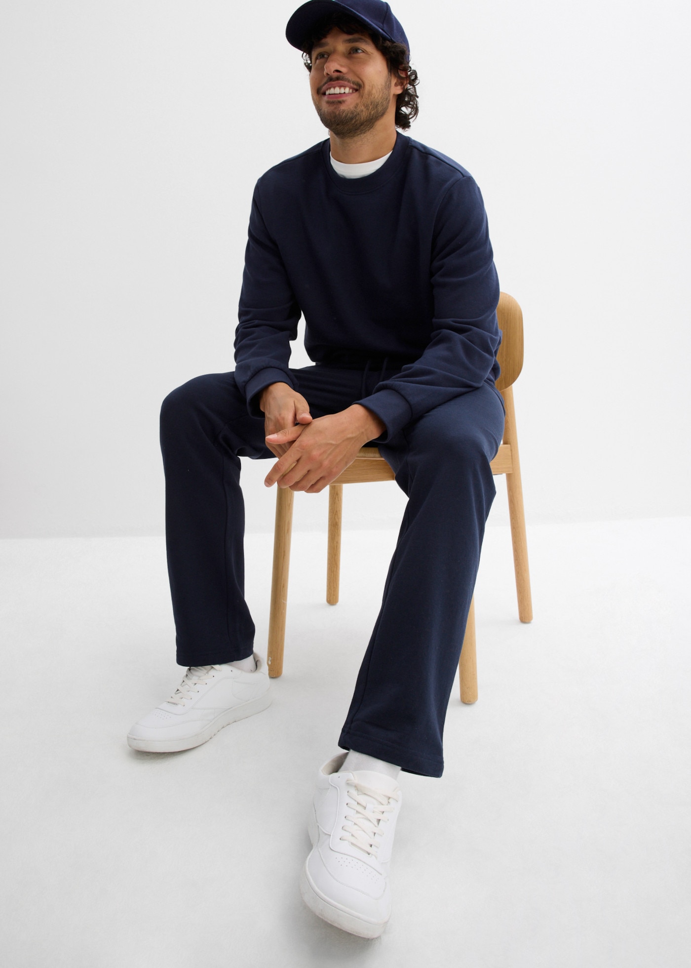 bonprix Jogginghose  mit Reissverschlusstaschen, aus Baumwolle und Polyester, Regular Fit
