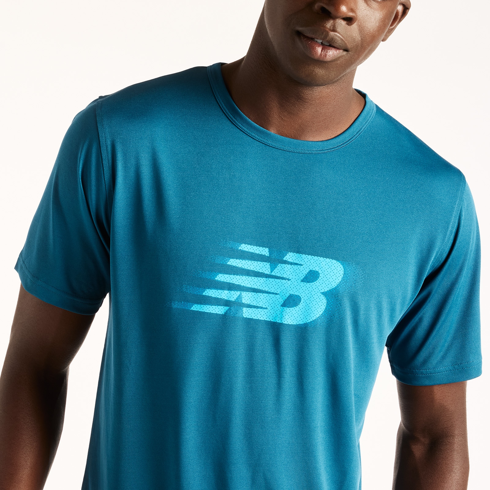 New Balance T-shirt d'entraînement »SPORT ESSENTIALS UTILITY MOTION GRAPHIC T-SHIRT« pour fitness et entraînement, respirant, à séchage rapide