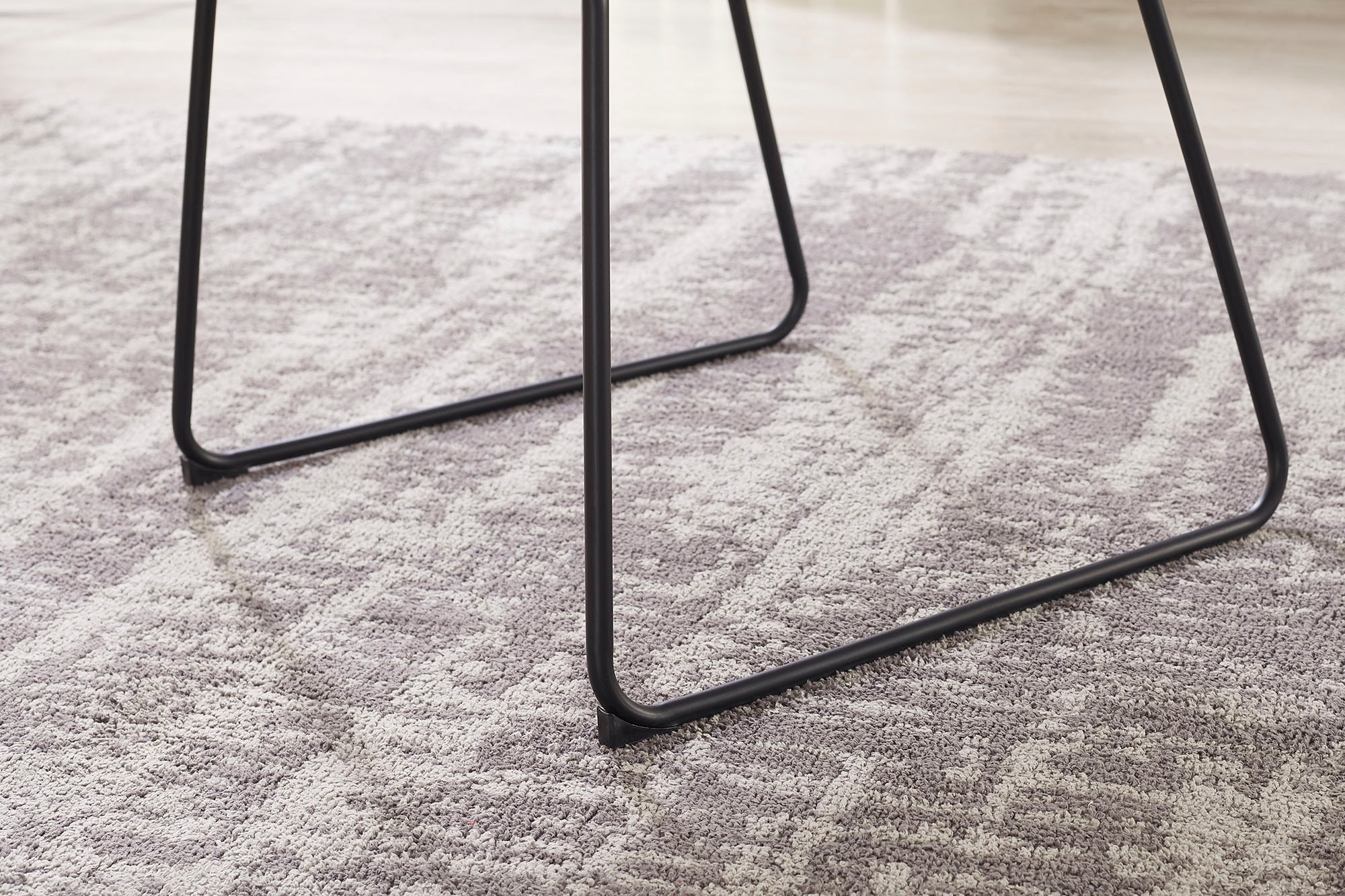 SalesFever Armlehnstuhl »Komfortabler Esszimmerstuhl mit Stil« () Bezug in moderner Bouclé Optik