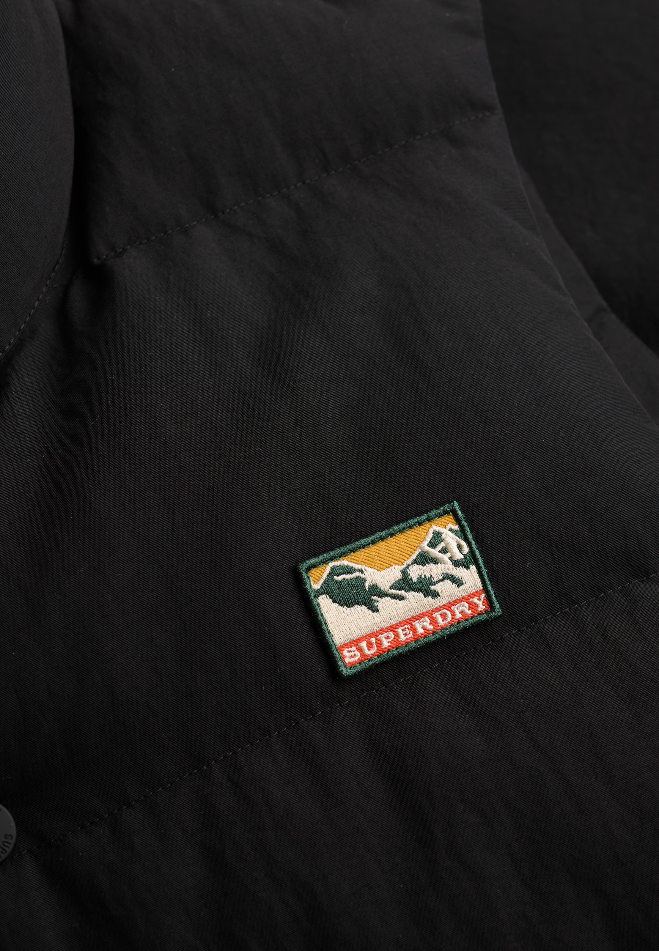 Superdry Gilet matelassé »NON HOOD SHORT EVEREST GILET« avec dessus en nylon, Regular Fit, longueur normale