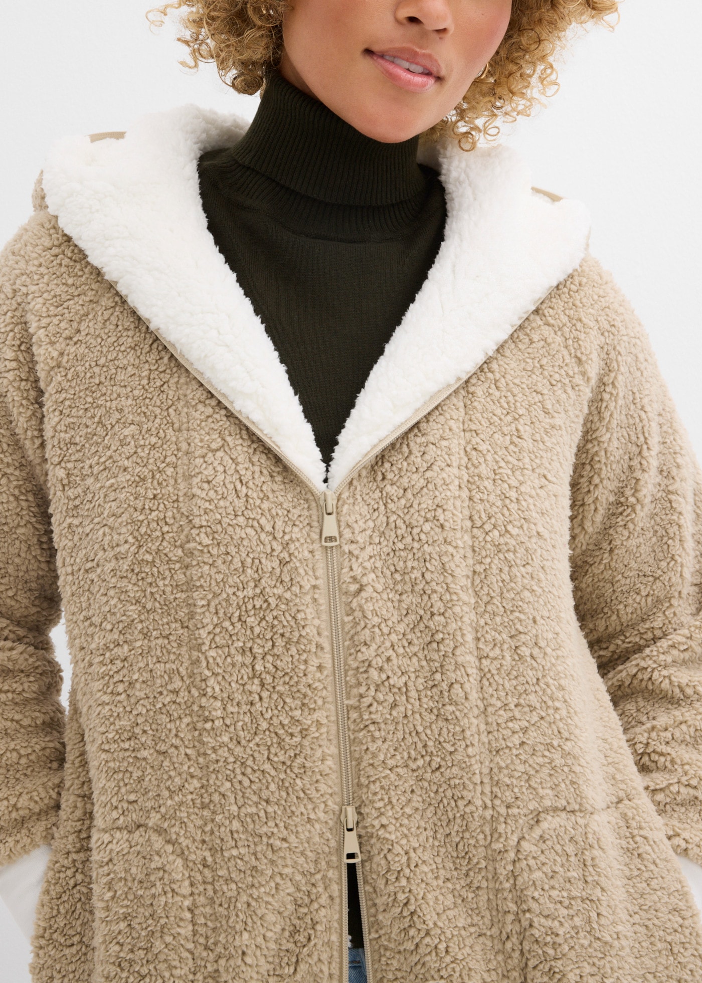 bonprix Veste polaire avec capuche en peluche teddy, avec fermeture éclair à 2 sens, oversize, couvrant les fesses