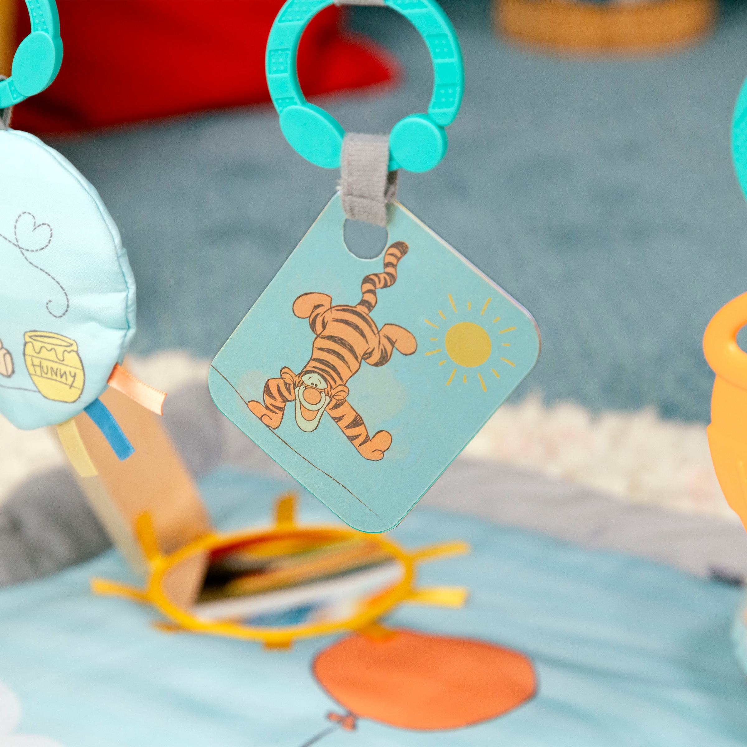 Bright Starts Spielbogen »WINNIE THE POOH Once Upon a Tummy Time ™ Activity Gym« mit Plüschmatte und Stützkissen