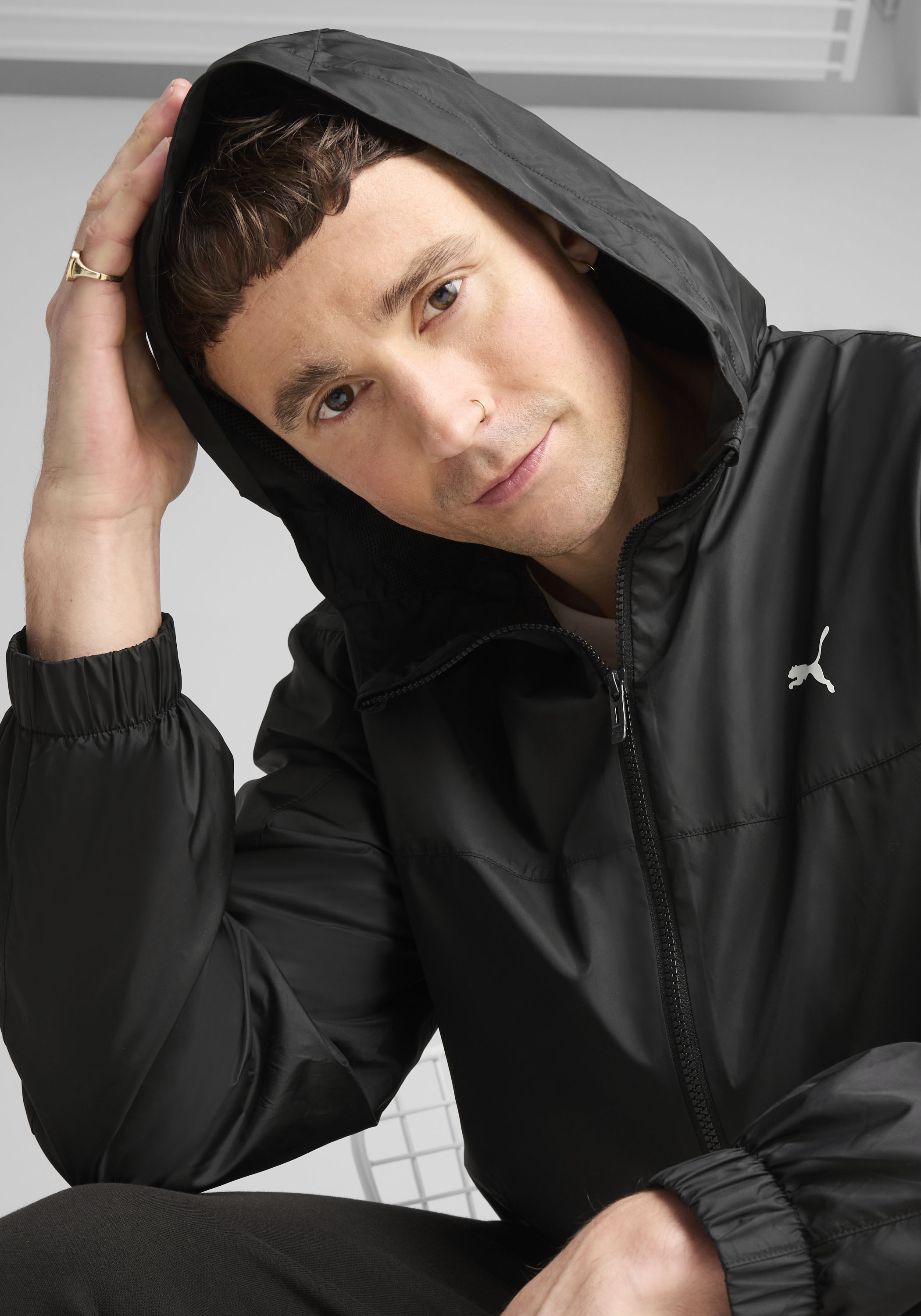 PUMA Windbreaker »ESS UV RELAXED WINDBREAKER M« mit Kapuze mit Eingrifftaschen, mit WindCELL Technologie, wärmeisolierend