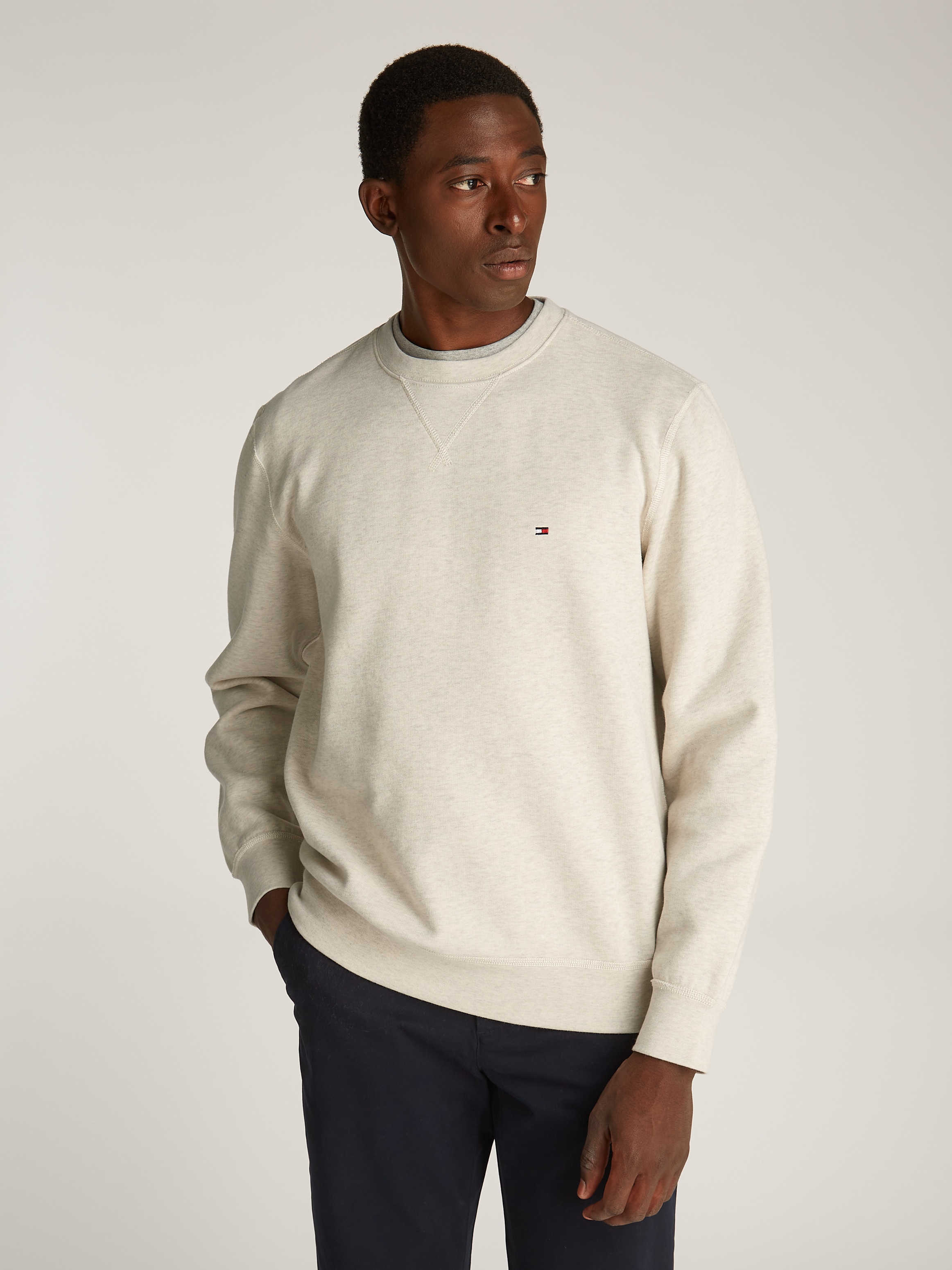Tommy Hilfiger Sweatshirt »ESS SEASONAL FLEECE CREWNECK mit Rundhals und Stickerei« unifarben, casual, regular fit, Baumwollmix, Rundhals