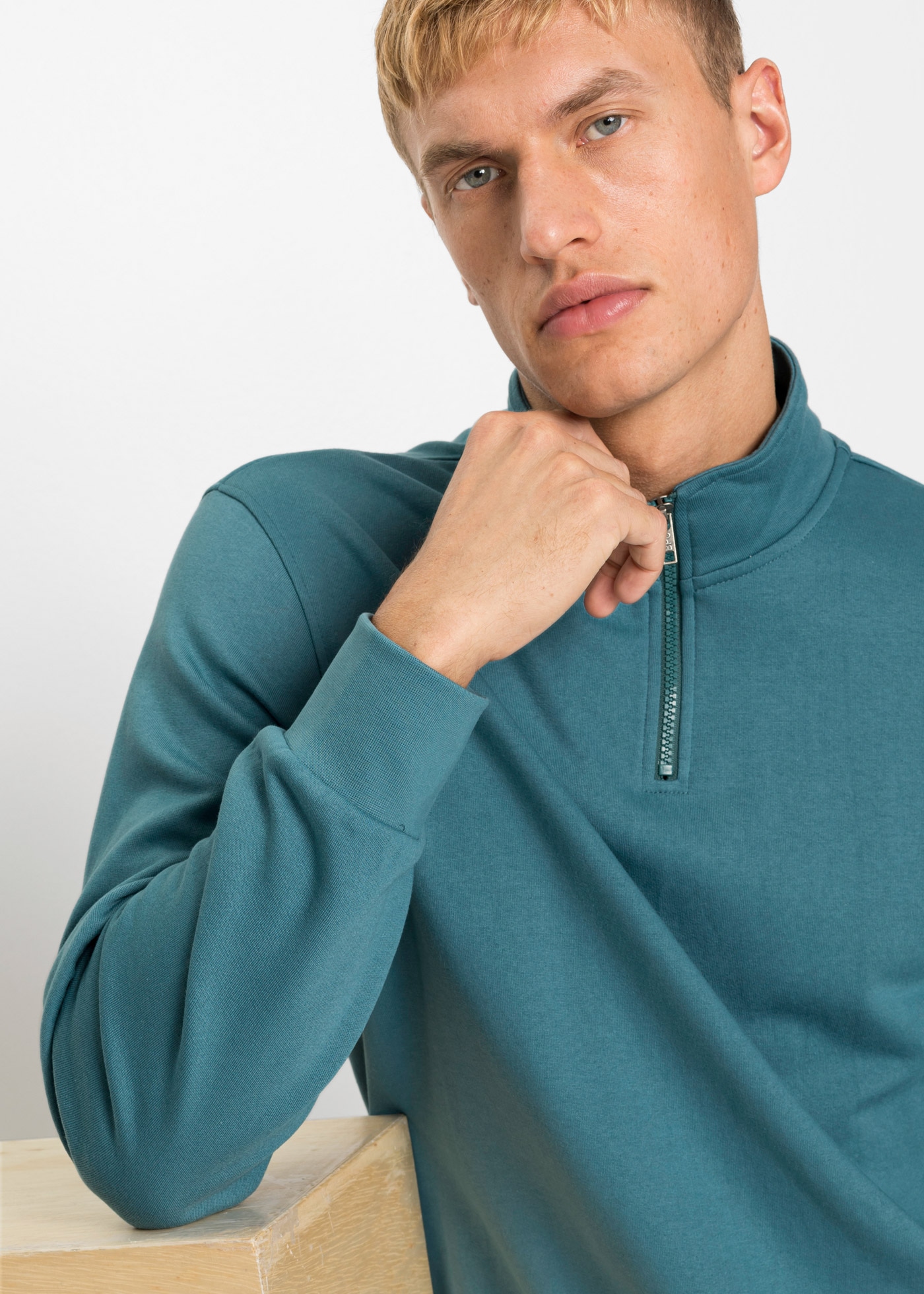 bonprix Sweat-shirt »Sweatshirt mit Troyerkragen«, avec col montant et fermeture éclair courte, Regular Fit, uni
