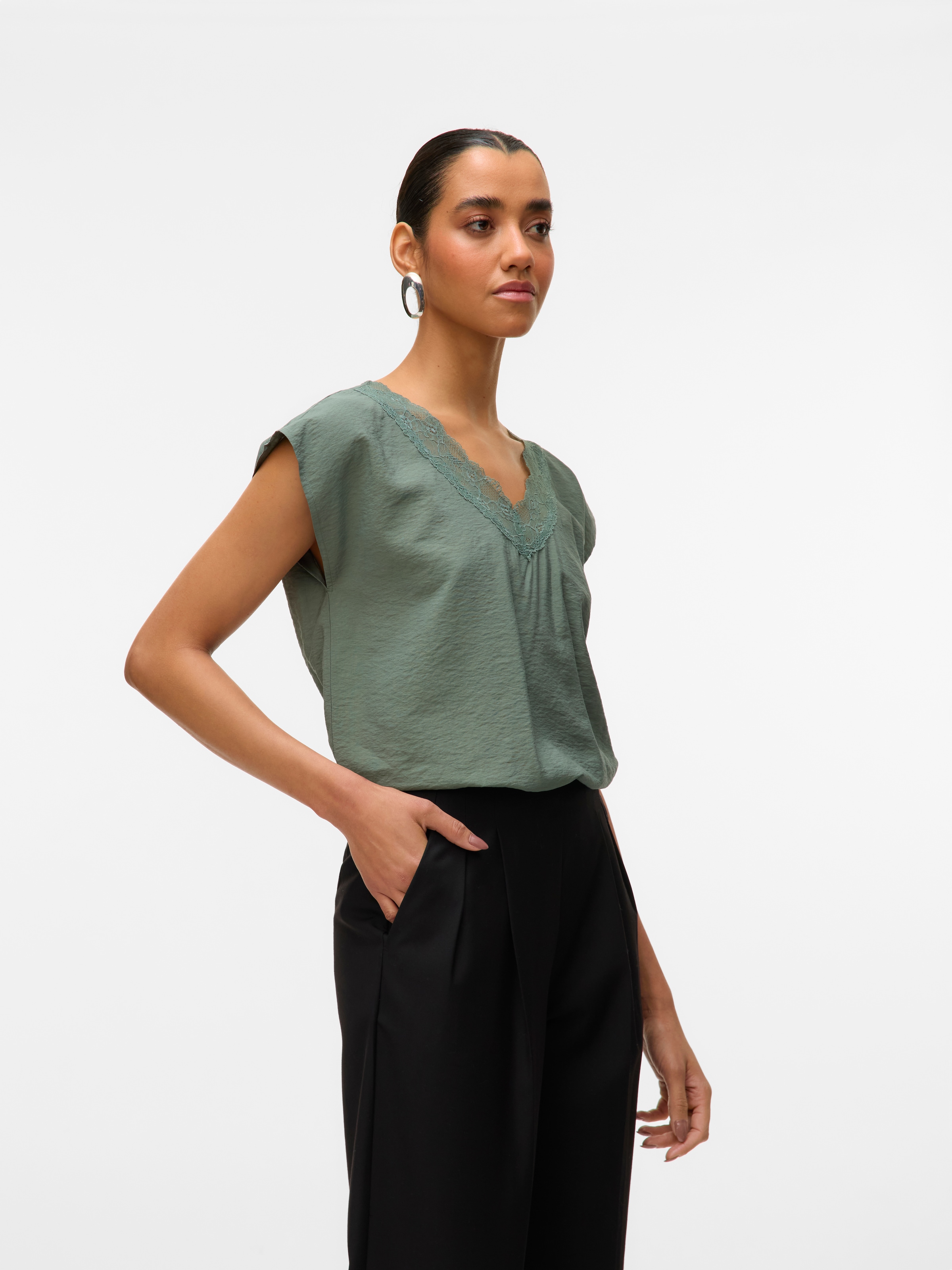 Vero Moda Top en dentelle »VMSAFA SL V-NECK LACE TOP WVN GA NOOS«