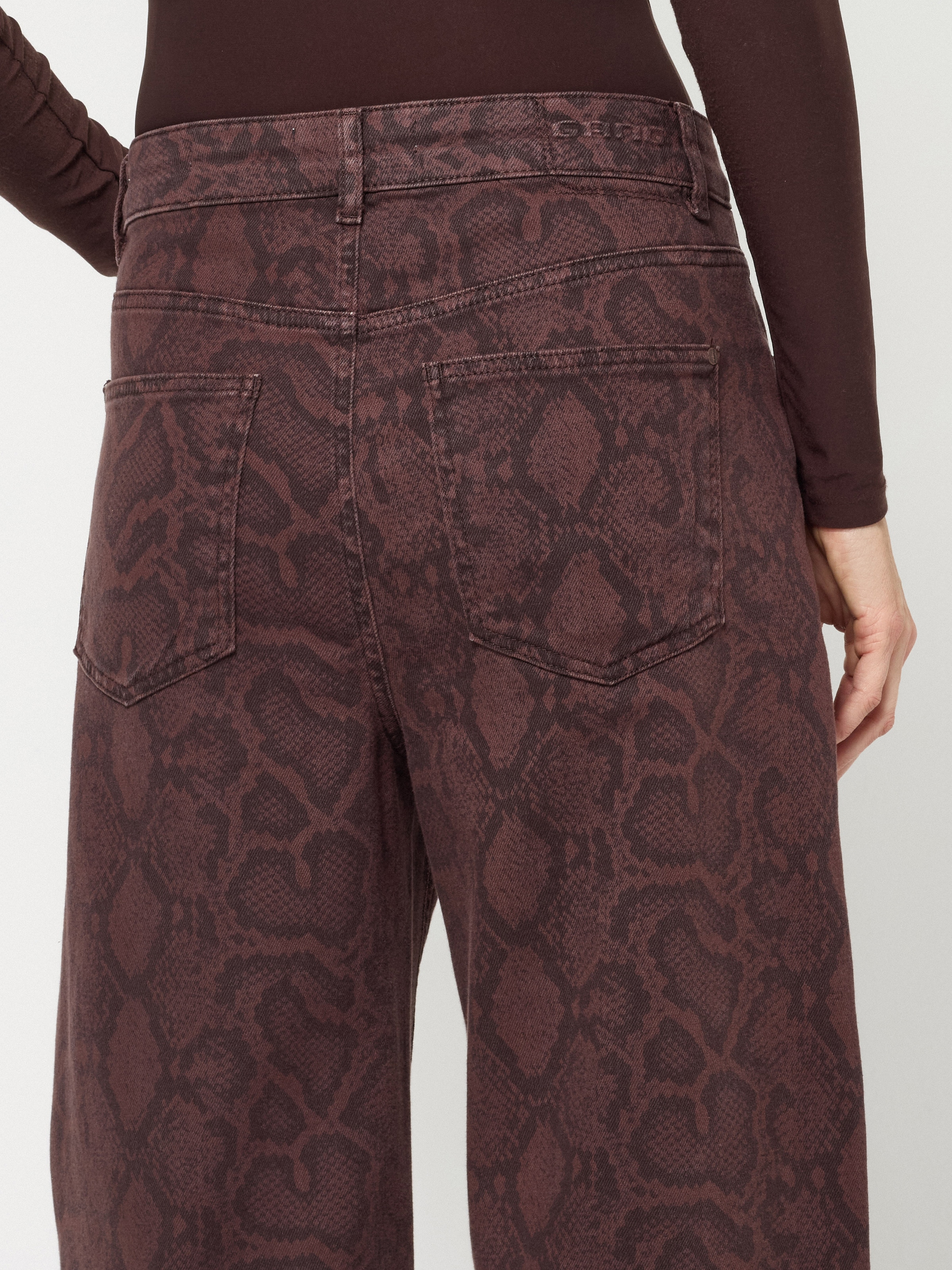 GANG Jeans loose fit »94SARINA« coupe barrel avec pinces aux genoux, imprimé serpent