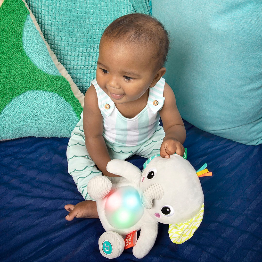 Bright Starts Plüschfigur »Hug-a-bye Baby™ Musical Light Up Soft Toy​« mit Licht und Soundeffekten