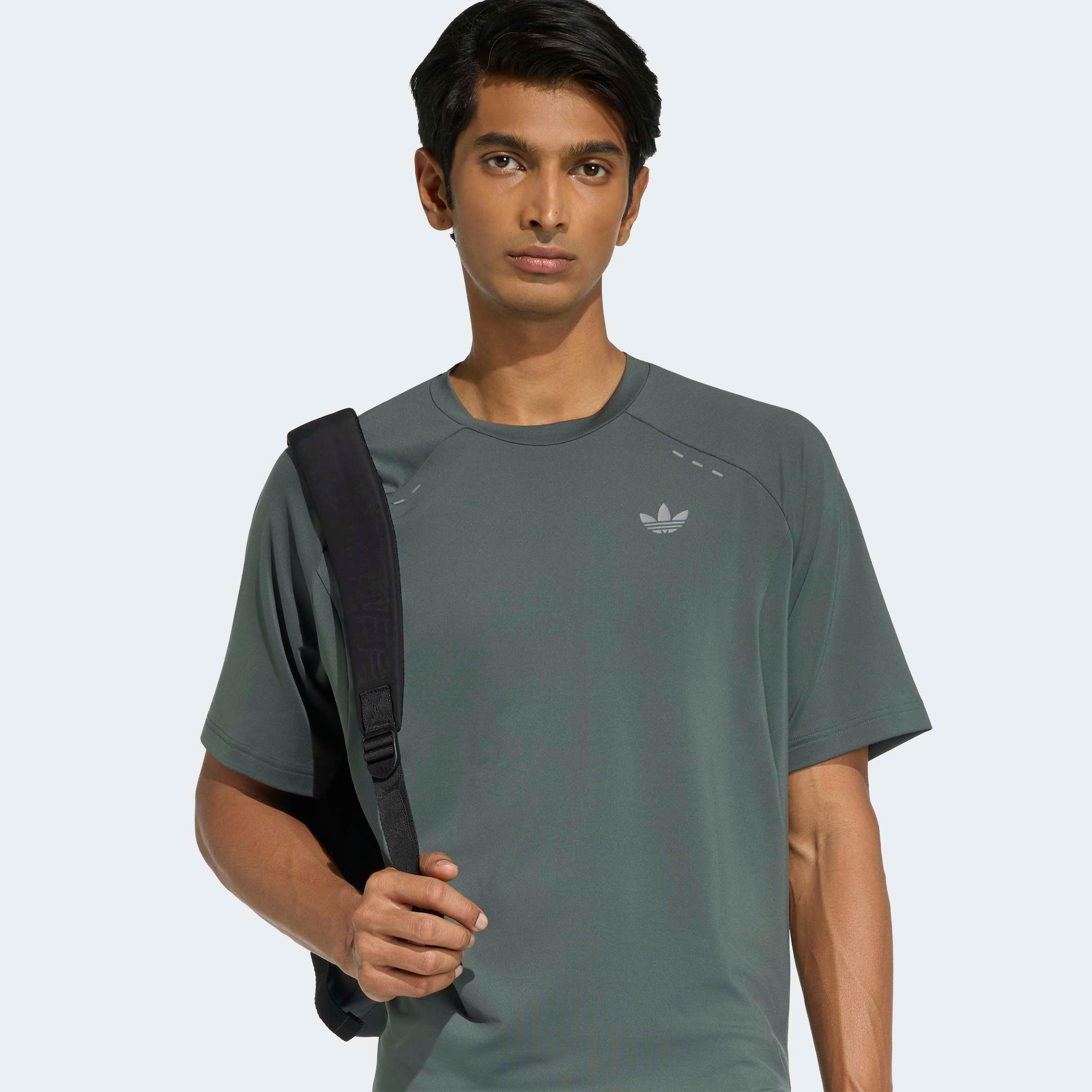 adidas Originals T-Shirt »TECH ESS POLY T« sportlicher Stil, ohne Verschluss, aus Polyester