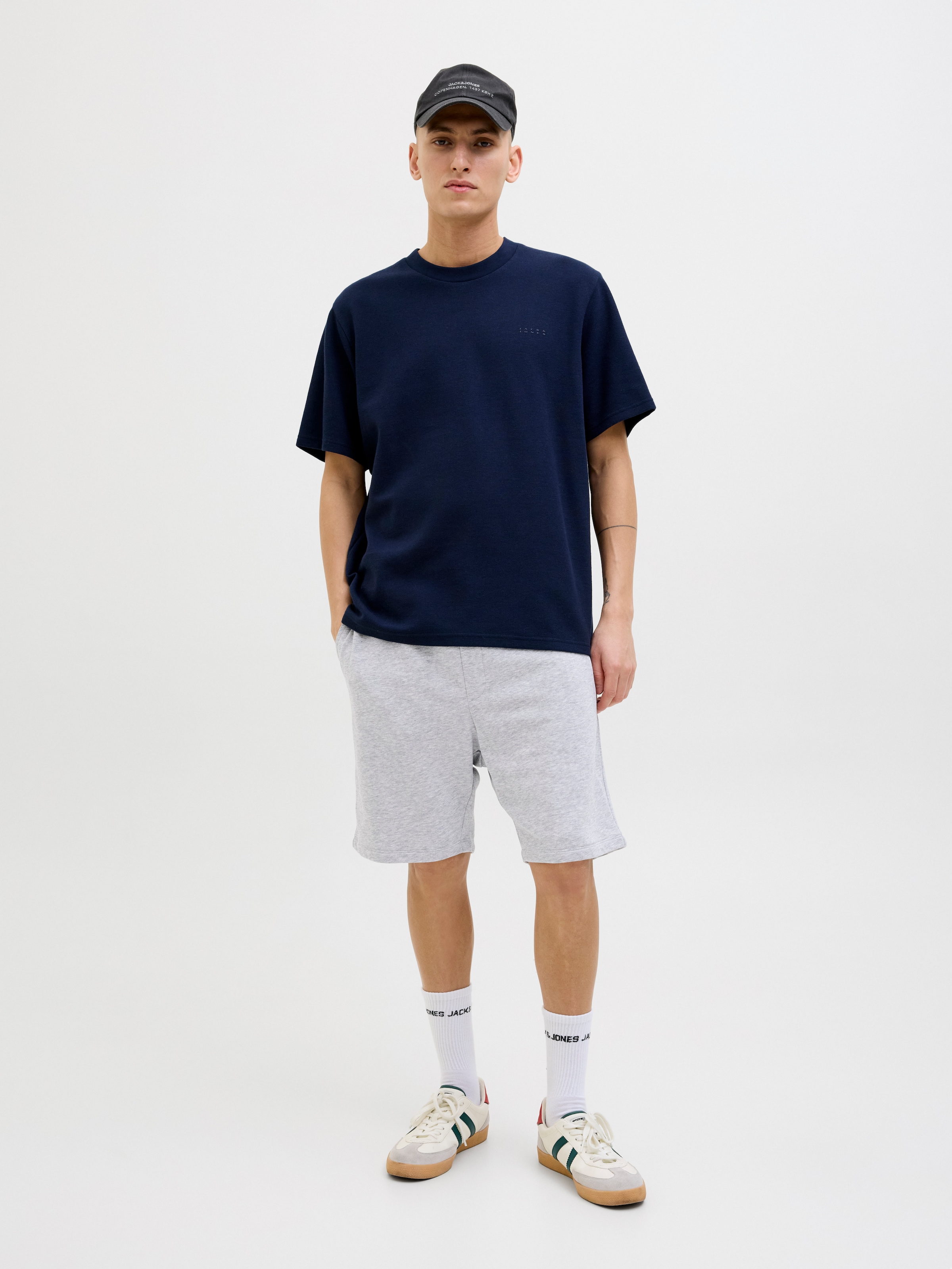 Jack & Jones Sweatshorts »JPSTGORDON mit elastischem Bund«  unifarben, modisch, regular fit, Webstoff