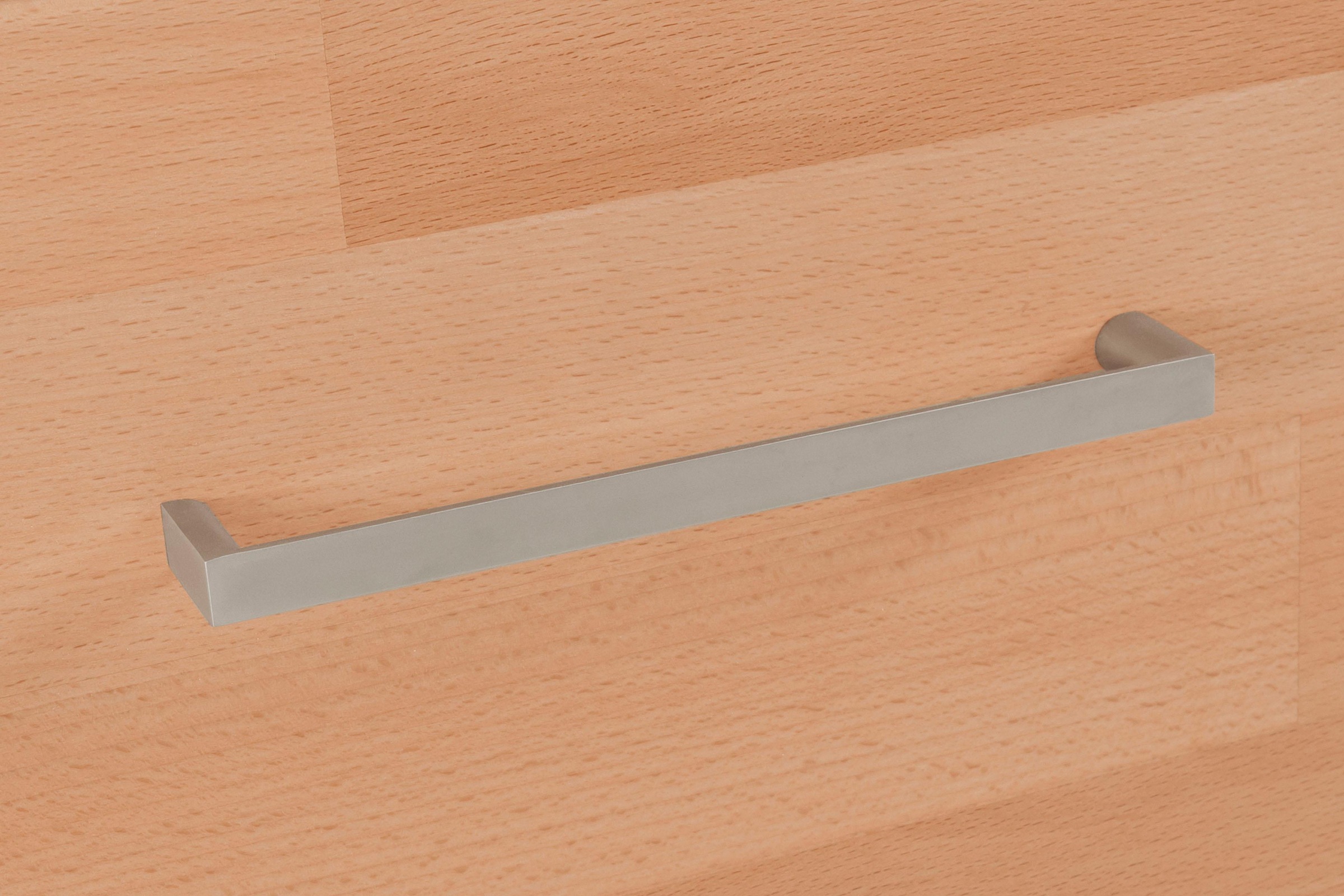 GOODproduct Sideboard »Ribe,130cm breit,Fronten Massivholz,2Türen mit gehärtetem Glaseinsatz« Korpus aus Holzwerkstoff, Metall Griffe,7 Fächer, Böden versetzbar